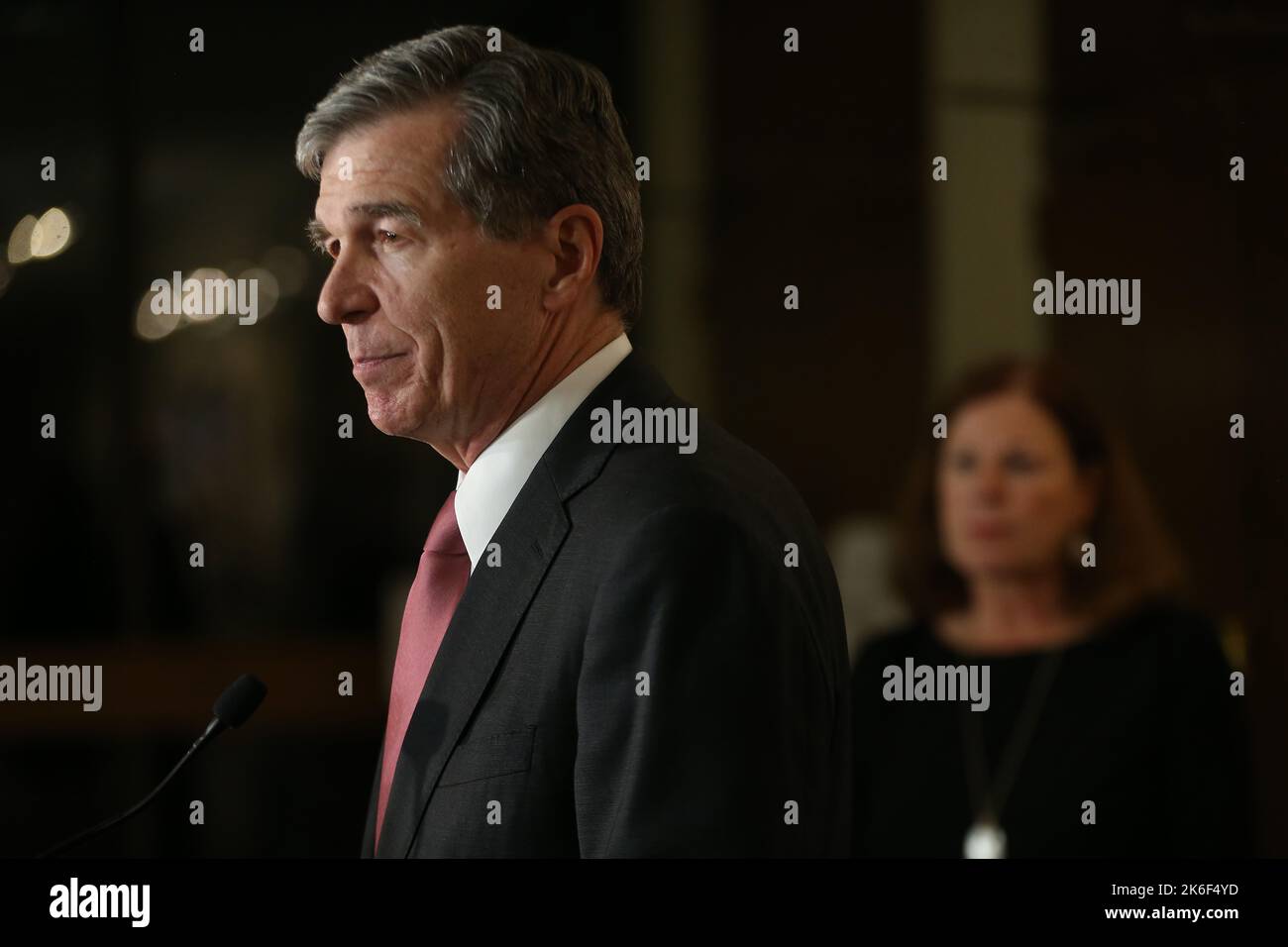 Raleigh, Carolina del Nord, Stati Uniti. 13th Ott 2022. Il governatore della Carolina del Nord Roy Cooper parla durante un briefing alla stampa a seguito di una sparatoria che ha lasciato cinque morti giovedì 13 ottobre 2022 a Raleigh, N.C. (Credit Image: © Bob Karp/ZUMA Press Wire) Foto Stock
