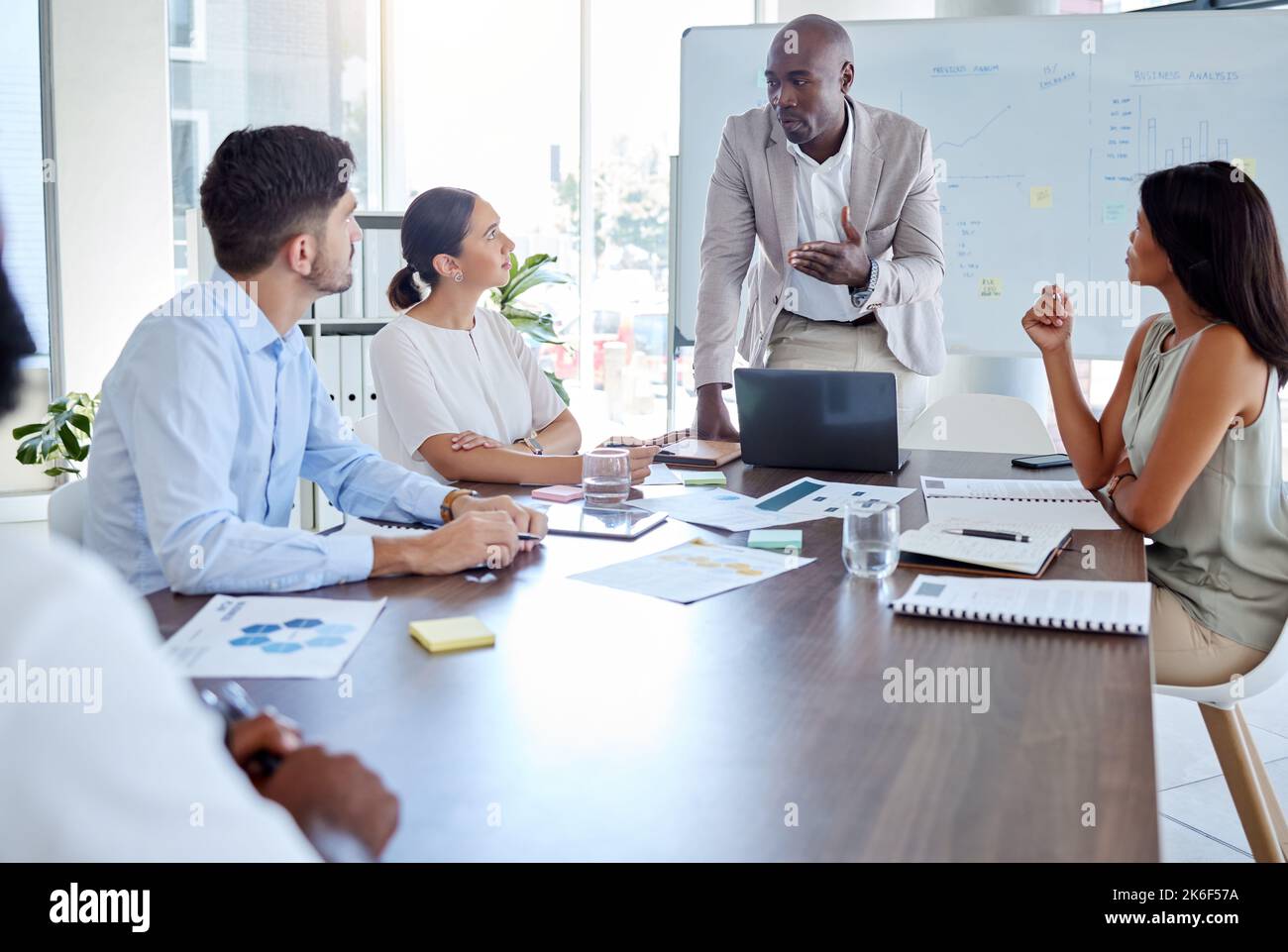 Uomo nero, computer portatile o altoparlante per riunioni aziendali in presentazione, pianificazione della strategia o marketing digitale sala riunioni globale. Responsabile parlante, mentore Foto Stock