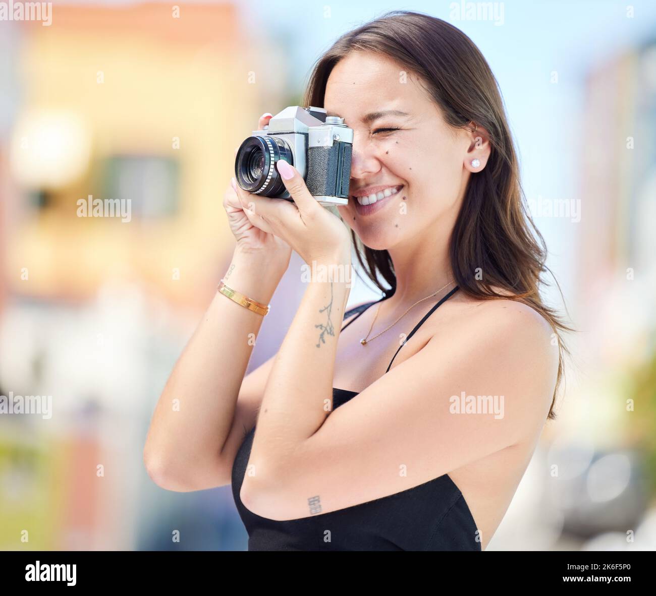 Fotografo, fotografia di città e fotocamera digitale donna fotografare  città per la memoria su viaggi internazionali, globali o internazionali.  Tour delle vacanze Foto stock - Alamy