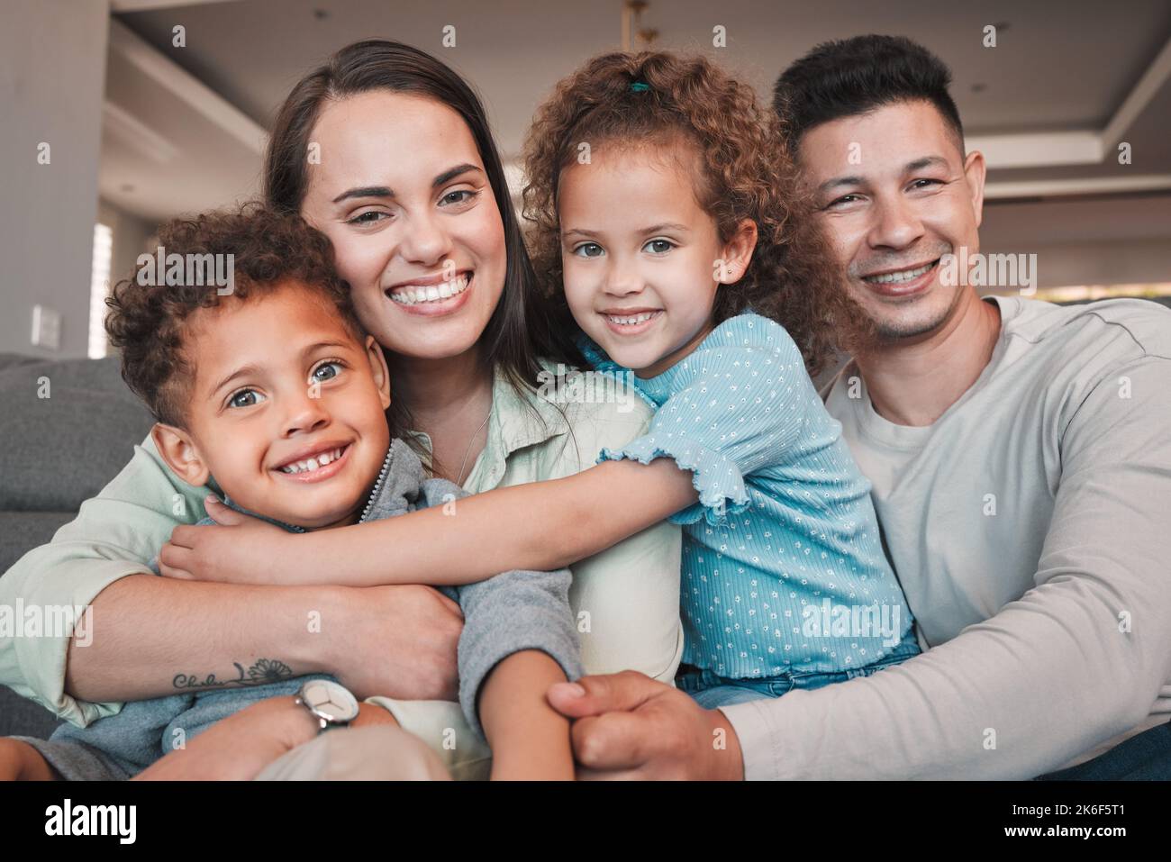 Che cosa sarebbe la vita senza famiglia. una giovane famiglia che trascorre del tempo insieme a casa. Foto Stock