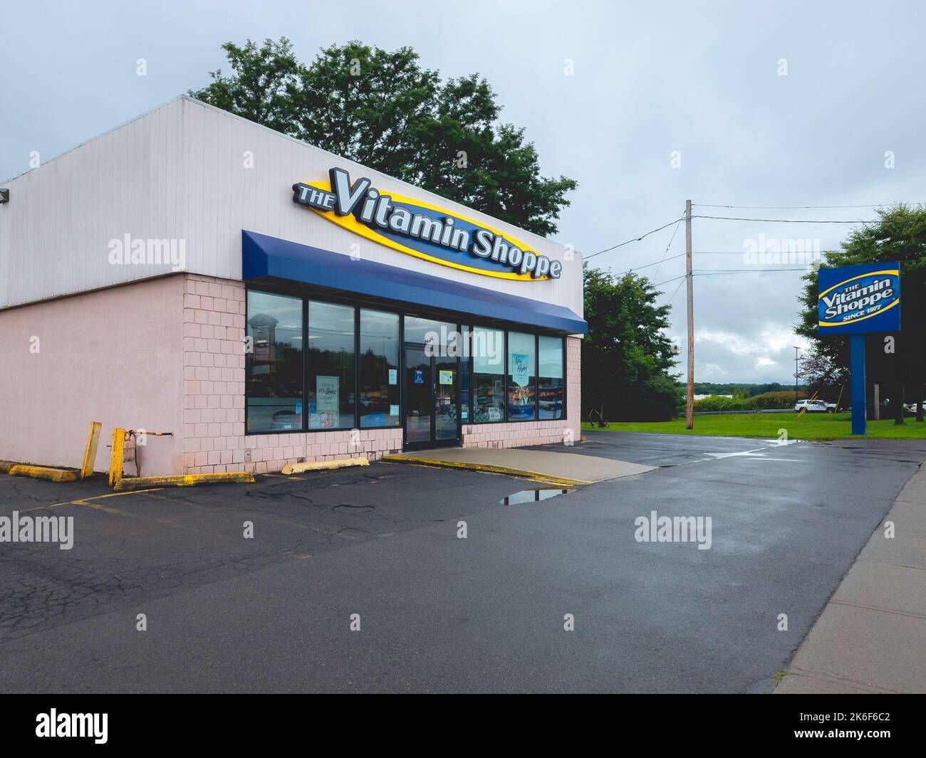 New Hartford, New York - 13 settembre 2022: Vista laterale del paesaggio del negozio di supplementi di Vitamin Shoppe, con 700+ sedi a livello nazionale. Foto Stock