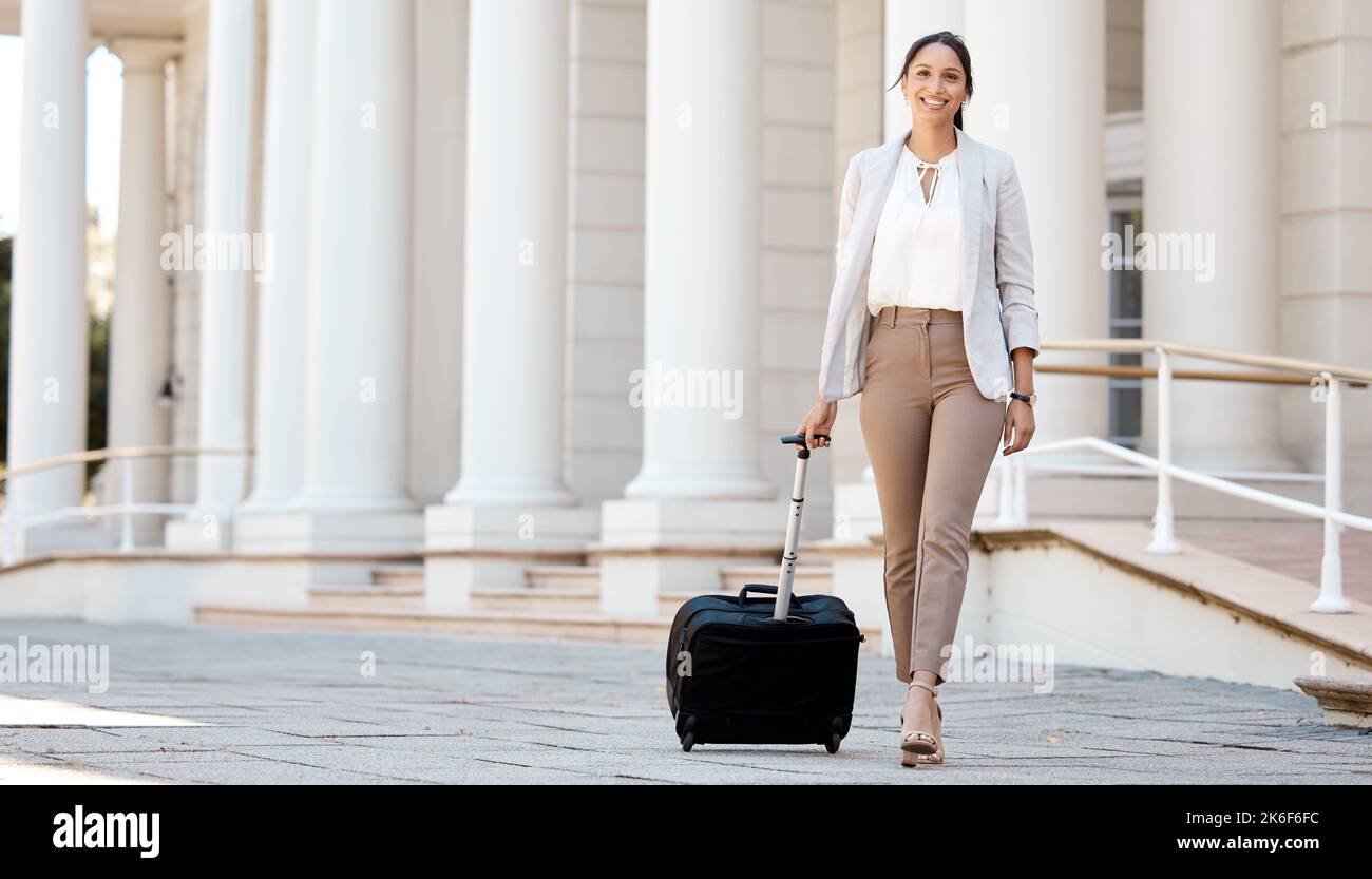 Viaggi, valigia e donna d'affari in città ritratto a piedi all'aperto per opportunità di carriera internazionale o imprenditorialità. Ricchezza, classe aziendale Foto Stock