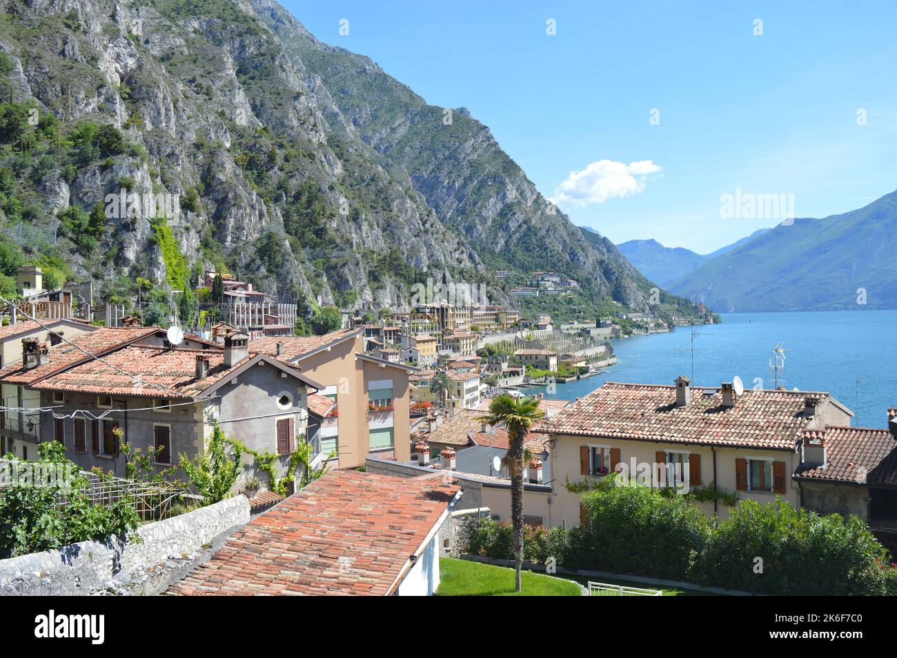Limone sul Garda, vista lago e montagna Foto Stock