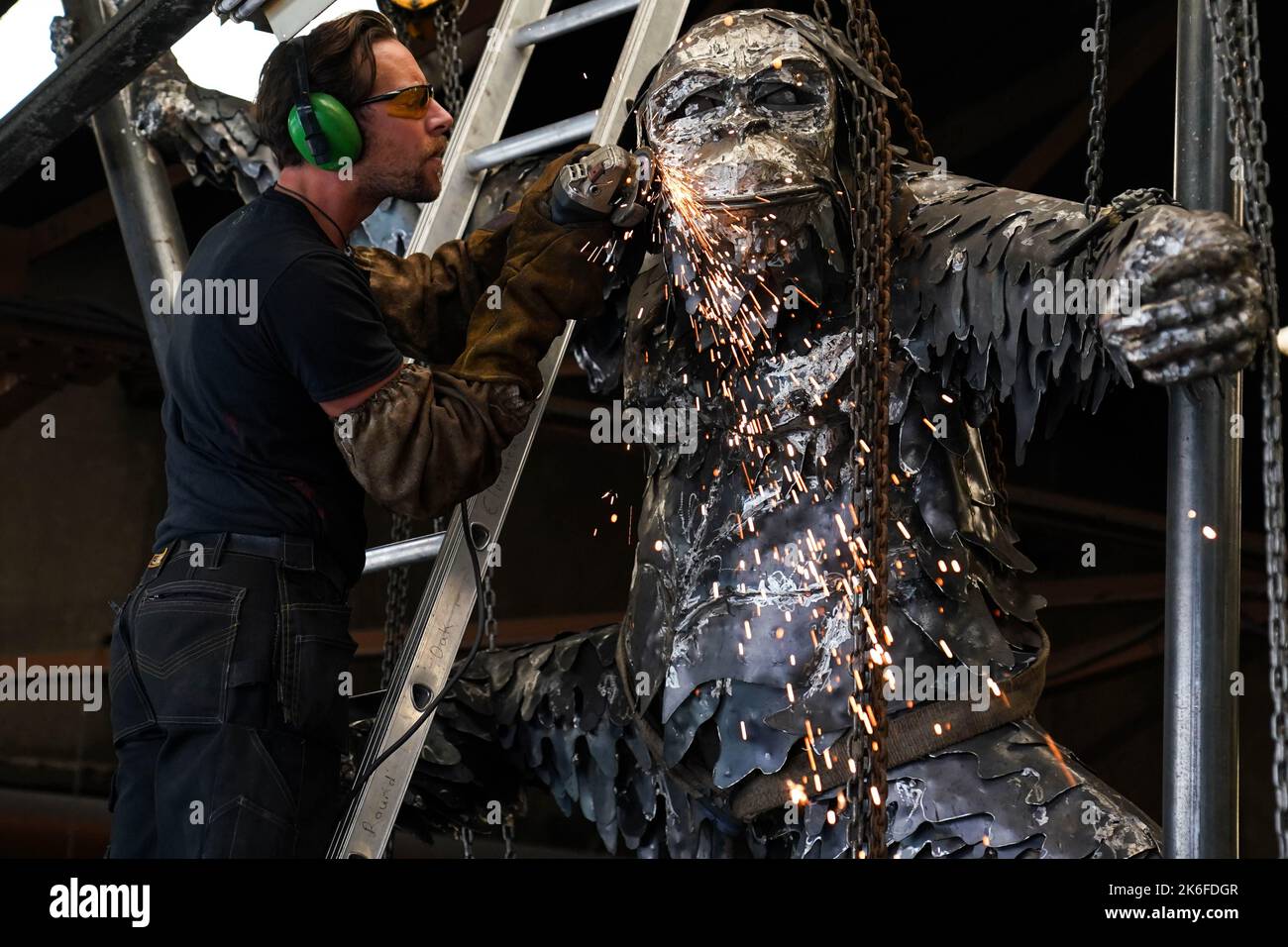 Lo scultore Luke Perry applica tocchi finali con un smerigliatore angolare alla sua ultima creazione, un'enorme statua di orangutan in acciaio per evidenziare la situazione delle specie in pericolo critico. La struttura, che misura circa 40m, sarà installata presso lo Zoo di Dudley, dove due orangutani del Borneo sono nati di recente. Perry ??? direttore della roccaforte del patrimonio industriale ??? spera che il pezzo impressionante aumenterà la consapevolezza circa la deforestazione, la produzione di olio di palma e le conseguenze per tali animali. Data immagine: Giovedì 13 ottobre 2022. Foto Stock