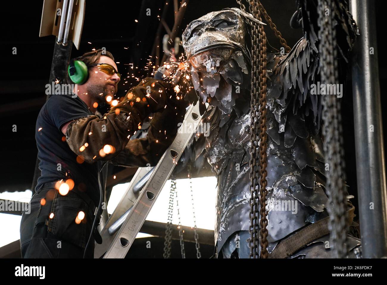 Lo scultore Luke Perry applica tocchi finali con un smerigliatore angolare alla sua ultima creazione, un'enorme statua di orangutan in acciaio per evidenziare la situazione delle specie in pericolo critico. La struttura, che misura circa 40m, sarà installata presso lo Zoo di Dudley, dove due orangutani del Borneo sono nati di recente. Perry ??? direttore della roccaforte del patrimonio industriale ??? spera che il pezzo impressionante aumenterà la consapevolezza circa la deforestazione, la produzione di olio di palma e le conseguenze per tali animali. Data immagine: Giovedì 13 ottobre 2022. Foto Stock