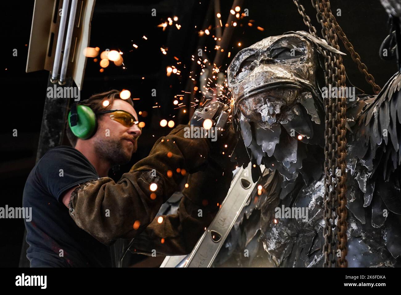Lo scultore Luke Perry applica tocchi finali con un smerigliatore angolare alla sua ultima creazione, un'enorme statua di orangutan in acciaio per evidenziare la situazione delle specie in pericolo critico. La struttura, che misura circa 40m, sarà installata presso lo Zoo di Dudley, dove due orangutani del Borneo sono nati di recente. Perry ??? direttore della roccaforte del patrimonio industriale ??? spera che il pezzo impressionante aumenterà la consapevolezza circa la deforestazione, la produzione di olio di palma e le conseguenze per tali animali. Data immagine: Giovedì 13 ottobre 2022. Foto Stock