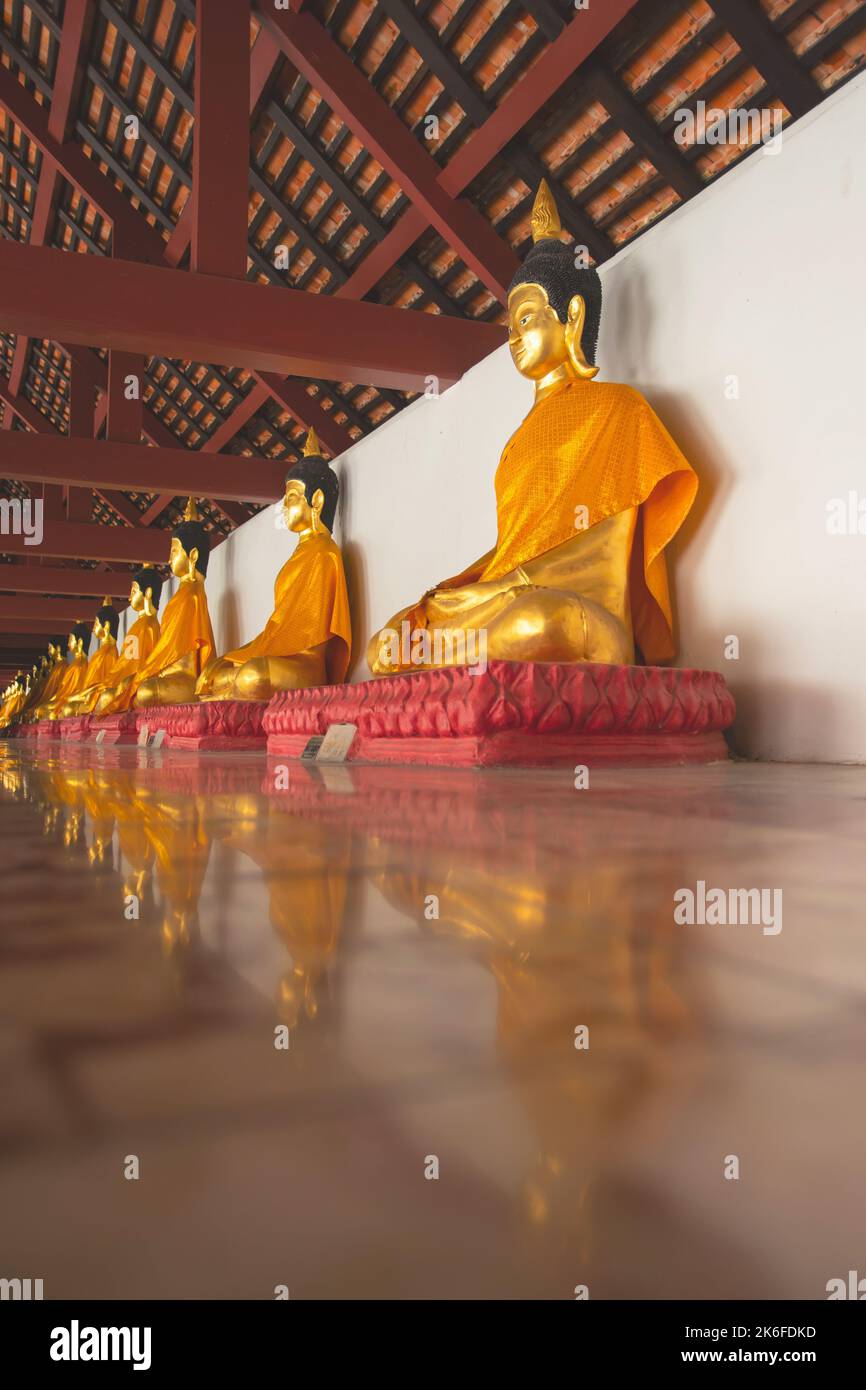 Le immagini del Buddha sono disposte in Wat Phra Mahathat Woramahawihan, Nakhon si Thammarat, Thailandia. Foto Stock