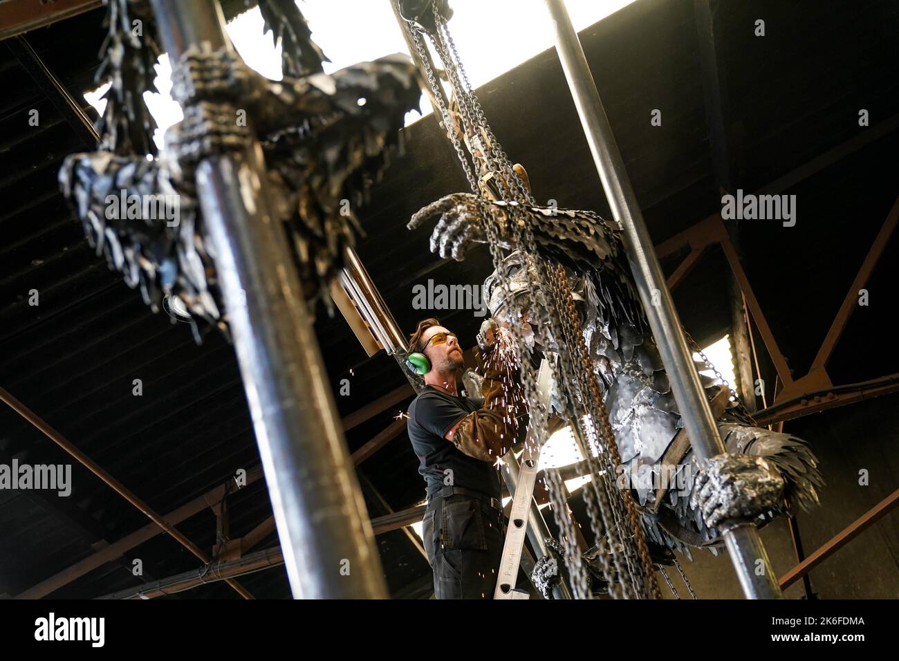 Lo scultore Luke Perry applica tocchi finali con un smerigliatore angolare alla sua ultima creazione, un'enorme statua di orangutan in acciaio per evidenziare la situazione delle specie in pericolo critico. La struttura, che misura circa 40m, sarà installata presso lo Zoo di Dudley, dove due orangutani del Borneo sono nati di recente. Perry ??? direttore della roccaforte del patrimonio industriale ??? spera che il pezzo impressionante aumenterà la consapevolezza circa la deforestazione, la produzione di olio di palma e le conseguenze per tali animali. Data immagine: Giovedì 13 ottobre 2022. Foto Stock