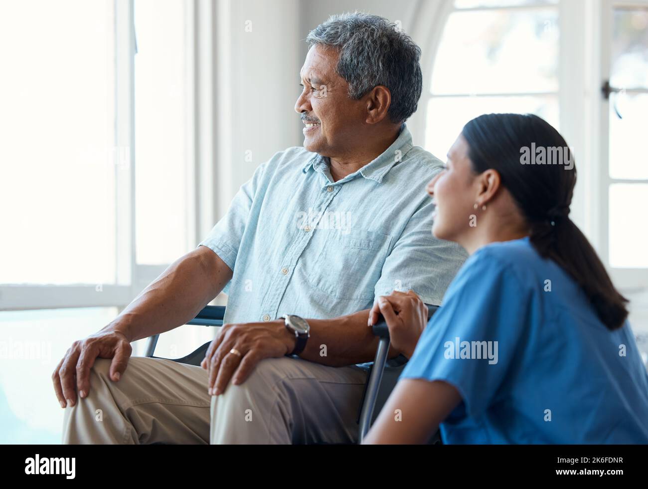Che cosa abbiamo guardato. un bell'uomo anziano e la sua infermiera nella casa di vecchiaia. Foto Stock