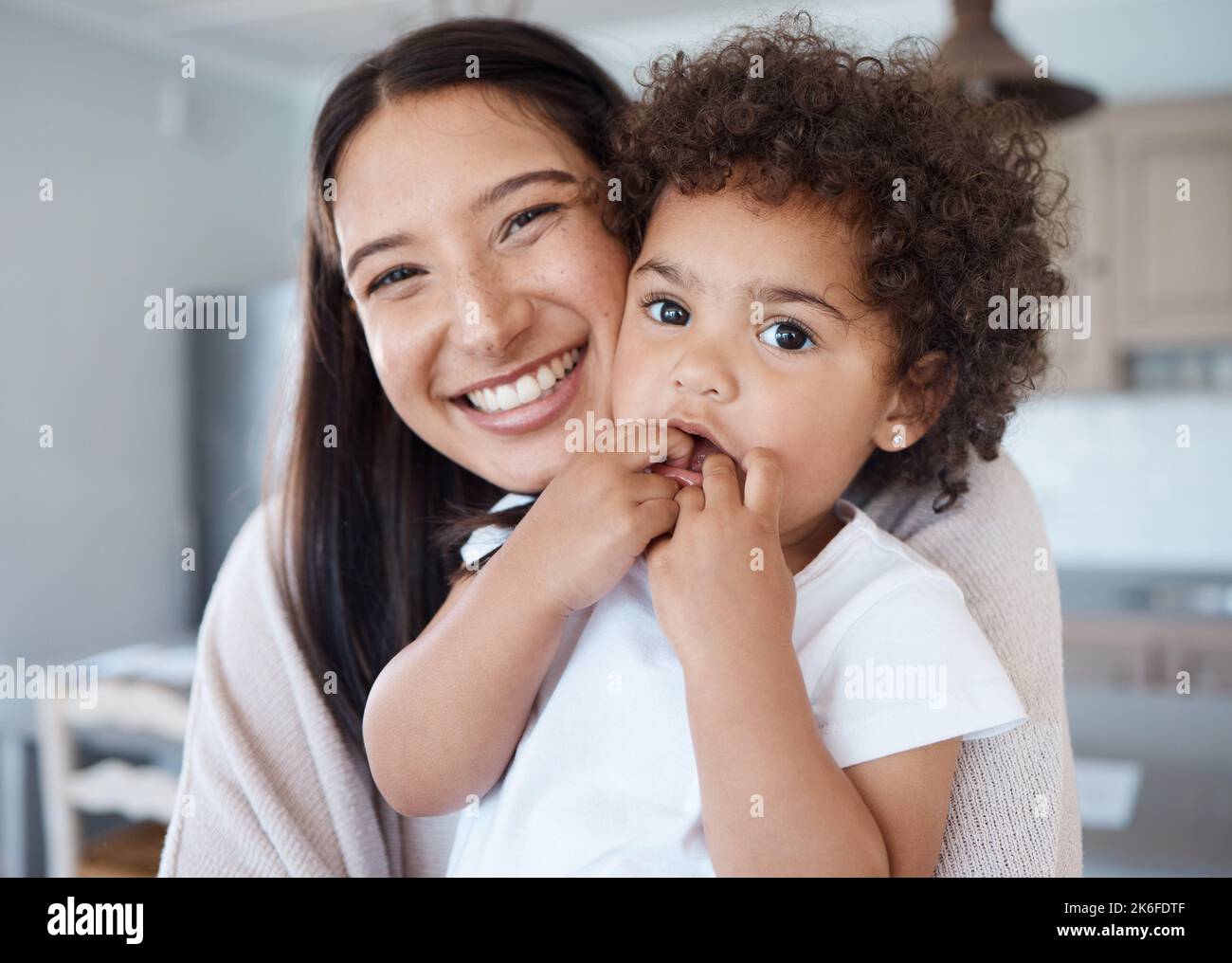 Shes proprio così perfetto. una giovane madre che tiene a casa sua figlia. Foto Stock