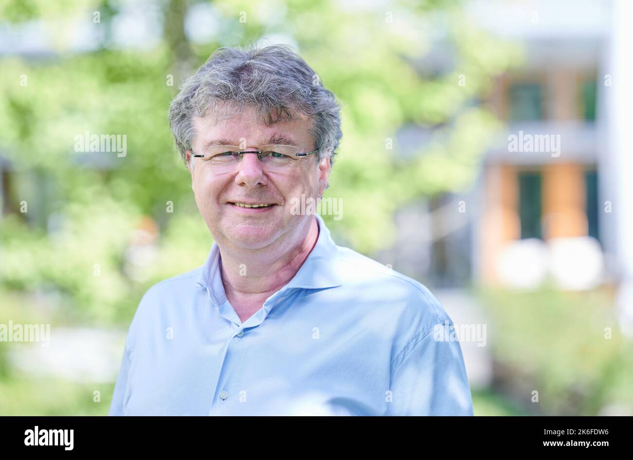 Teltow, Germania. 22nd Set, 2022. Volker Köllner, specialista in medicina psicosomatica presso Charité Berlin e medico capo presso il Seehof Rehabilitation Center della German Pension Insurance, si trova nel giardino della clinica di Telertow dopo aver parlato con i giornalisti del dpa. (A dpa 'Post Covid: When Corona Just Won't Go Away') Credit: Annette Riedl/dpa/Alamy Live News Foto Stock