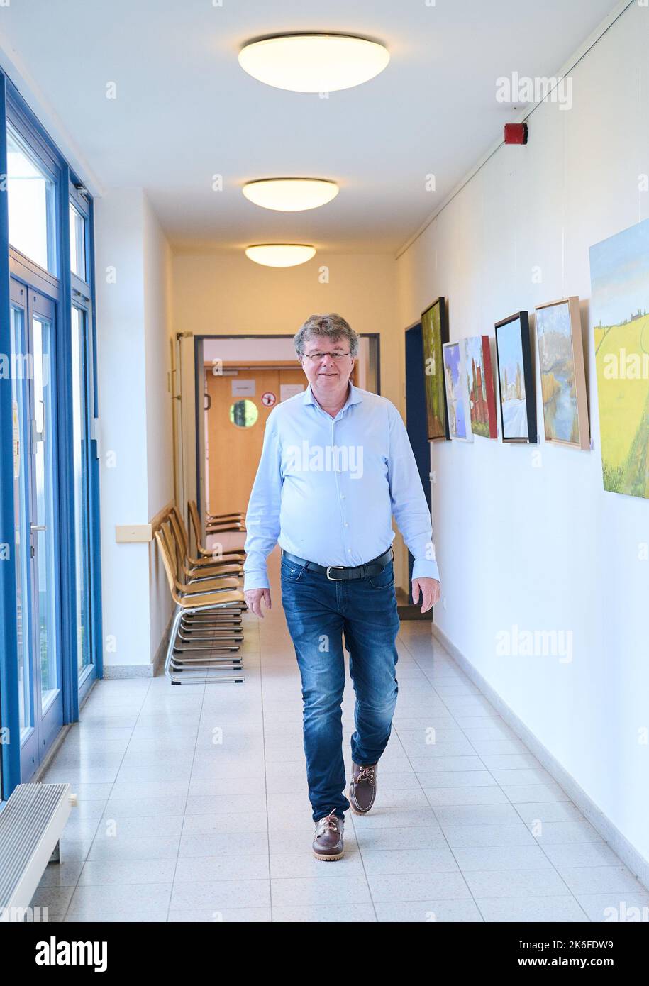 Teltow, Germania. 22nd Set, 2022. Volker Köllner, specialista in medicina psicosomatica presso Charité Berlin e medico capo presso il Seehof Rehabilitation Center della German Pension Insurance, attraversa un corridoio presso la clinica di Teltow dopo aver parlato con i giornalisti del dpa. (A dpa 'Post Covid: When Corona Just Won't Go Away') Credit: Annette Riedl/dpa/Alamy Live News Foto Stock