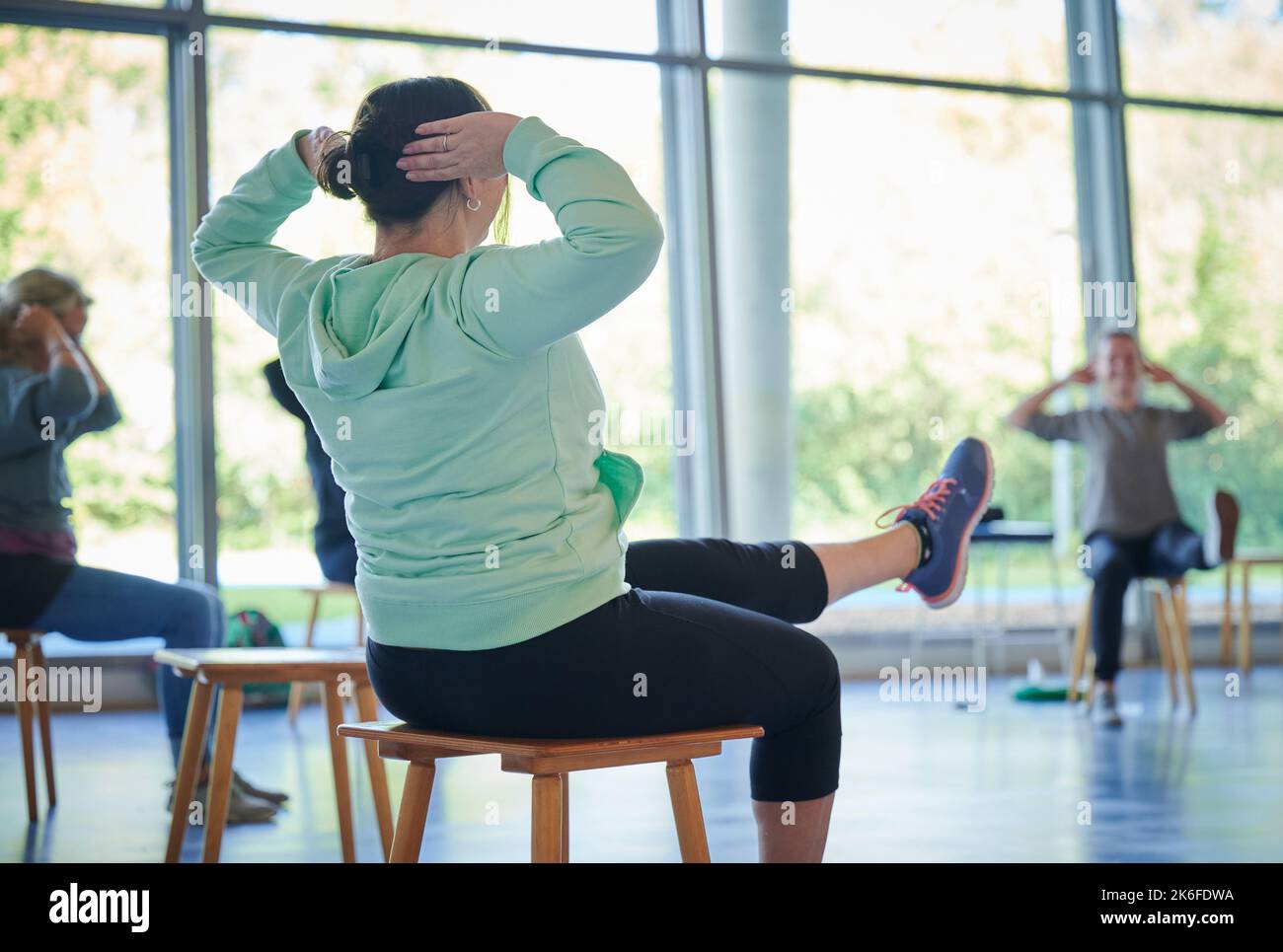 Teltow, Germania. 22nd Set, 2022. Silvana Heller-Scheunemann, pedagogo sociale e capo di dipartimento dell'Ufficio di previdenza sociale Vorpommern-Greifswald, partecipa come paziente ad una classe di ginnastica presso il Seehof Rehabilitation Center dell'assicurazione pensionistica tedesca. È stata una paziente post-cocid presso la clinica di Teltow per una settimana e mezzo. (A dpa 'Post Covid: When Corona Just Won't Go Away') Credit: Annette Riedl/dpa/Alamy Live News Foto Stock