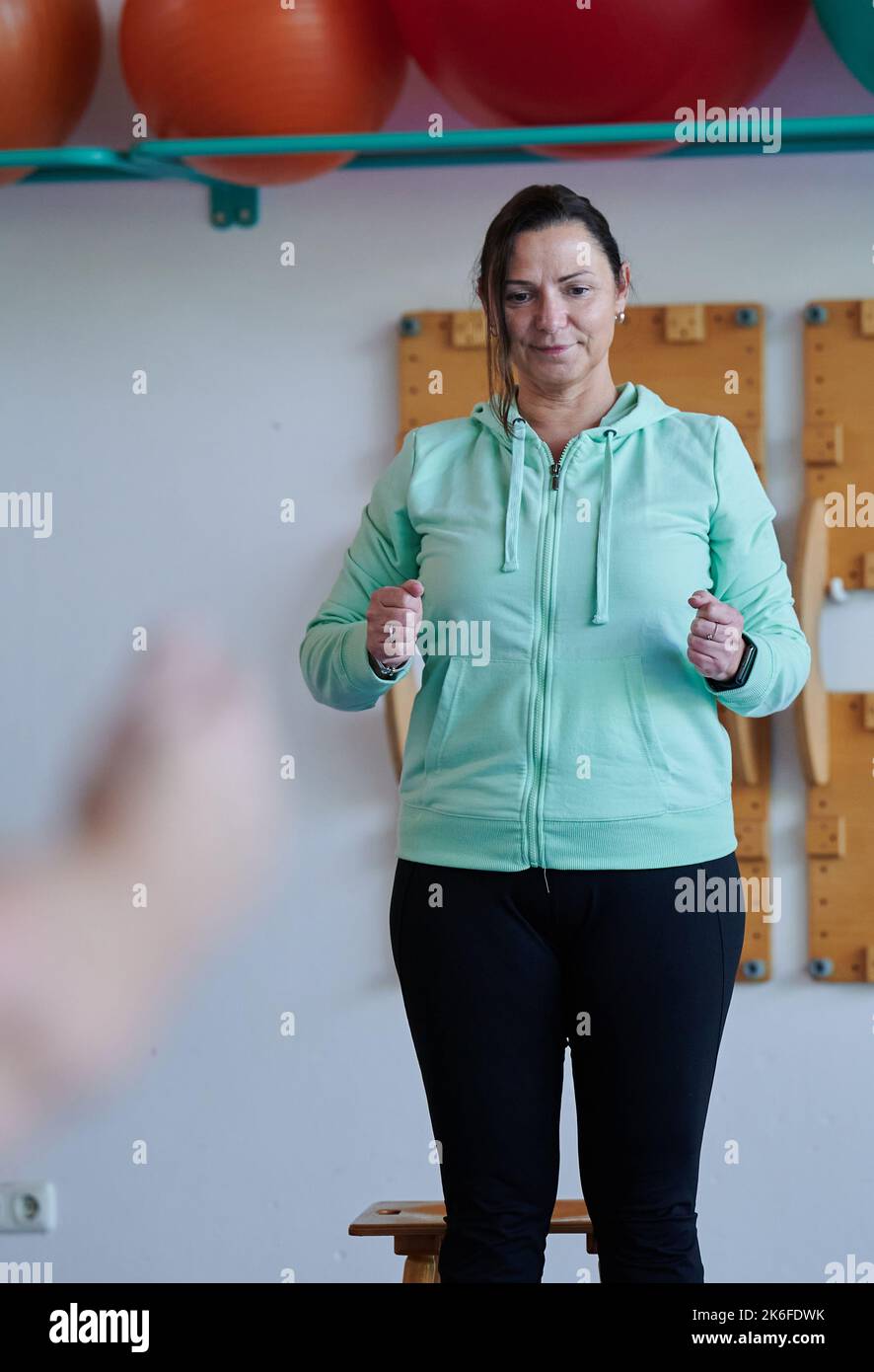 Teltow, Germania. 22nd Set, 2022. Silvana Heller-Scheunemann, pedagogo sociale e capo di dipartimento dell'Ufficio di previdenza sociale Vorpommern-Greifswald, partecipa come paziente ad una classe di ginnastica presso il Seehof Rehabilitation Center dell'assicurazione pensionistica tedesca. È stata una paziente post-cocid presso la clinica di Teltow per una settimana e mezzo. (A dpa 'Post Covid: When Corona Just Won't Go Away') Credit: Annette Riedl/dpa/Alamy Live News Foto Stock
