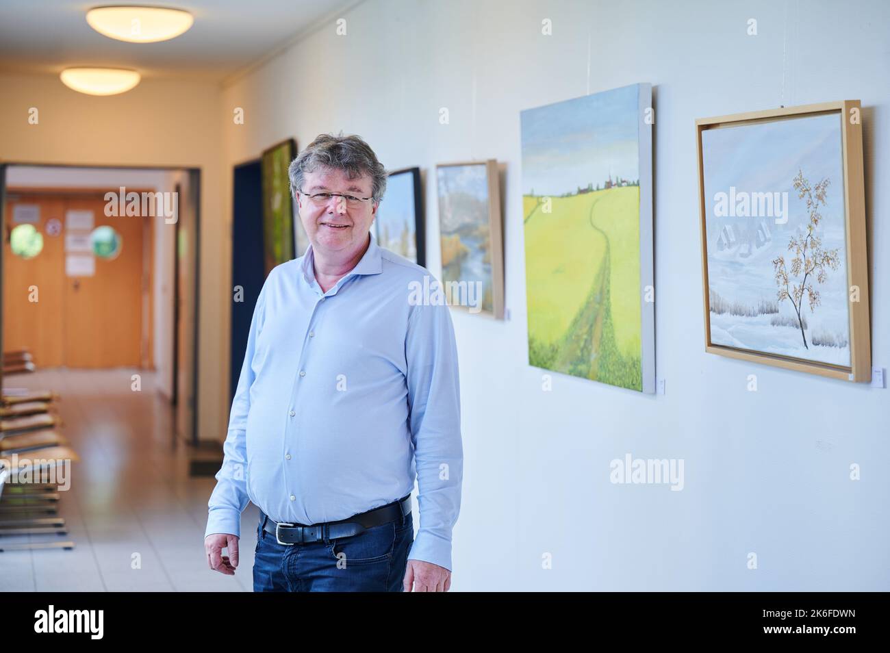 Teltow, Germania. 22nd Set, 2022. Volker Köllner, specialista in medicina psicosomatica presso Charité Berlin e medico capo presso il Seehof Rehabilitation Center della German Pension Insurance, si trova in un corridoio presso la clinica di Teltow dopo aver parlato con i giornalisti del dpa. (A dpa 'Post Covid: When Corona Just Won't Go Away') Credit: Annette Riedl/dpa/Alamy Live News Foto Stock