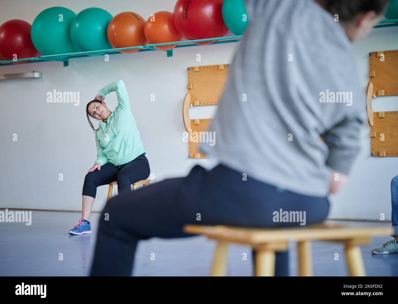 Teltow, Germania. 22nd Set, 2022. Silvana Heller-Scheunemann, pedagogo sociale e capo di dipartimento dell'Ufficio di previdenza sociale Vorpommern-Greifswald, partecipa come paziente ad una classe di ginnastica presso il Seehof Rehabilitation Center dell'assicurazione pensionistica tedesca. È stata una paziente post-cocid presso la clinica di Teltow per una settimana e mezzo. (A dpa 'Post Covid: When Corona Just Won't Go Away') Credit: Annette Riedl/dpa/Alamy Live News Foto Stock