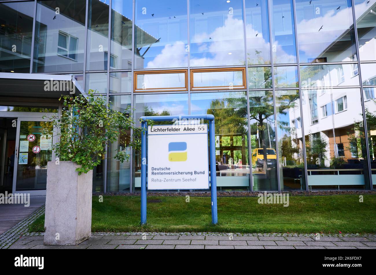 Teltow, Germania. 22nd Set, 2022. "Deutsche Rentenversicherung Bund - Reha-Zentrum Seehof" è scritto sul cartello d'ingresso della clinica di Tertow. Il medico di testa Köllner si occupa dei pazienti post-covid qui. (A dpa 'Post Covid: When Corona Just Won't Go Away') Credit: Annette Riedl/dpa/Alamy Live News Foto Stock