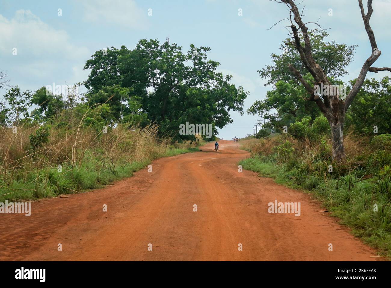 Accra, Ghana - 02 aprile 2022: Foto della vita rurale locale nel villaggio africano del Ghana Foto Stock