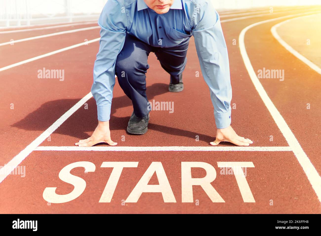 uomo d'affari sportivo manager e dirigente allo stadio atletico di calcio e alla pista da corsa. azienda di startup. Concetto l'inizio di una carriera. Foto Stock