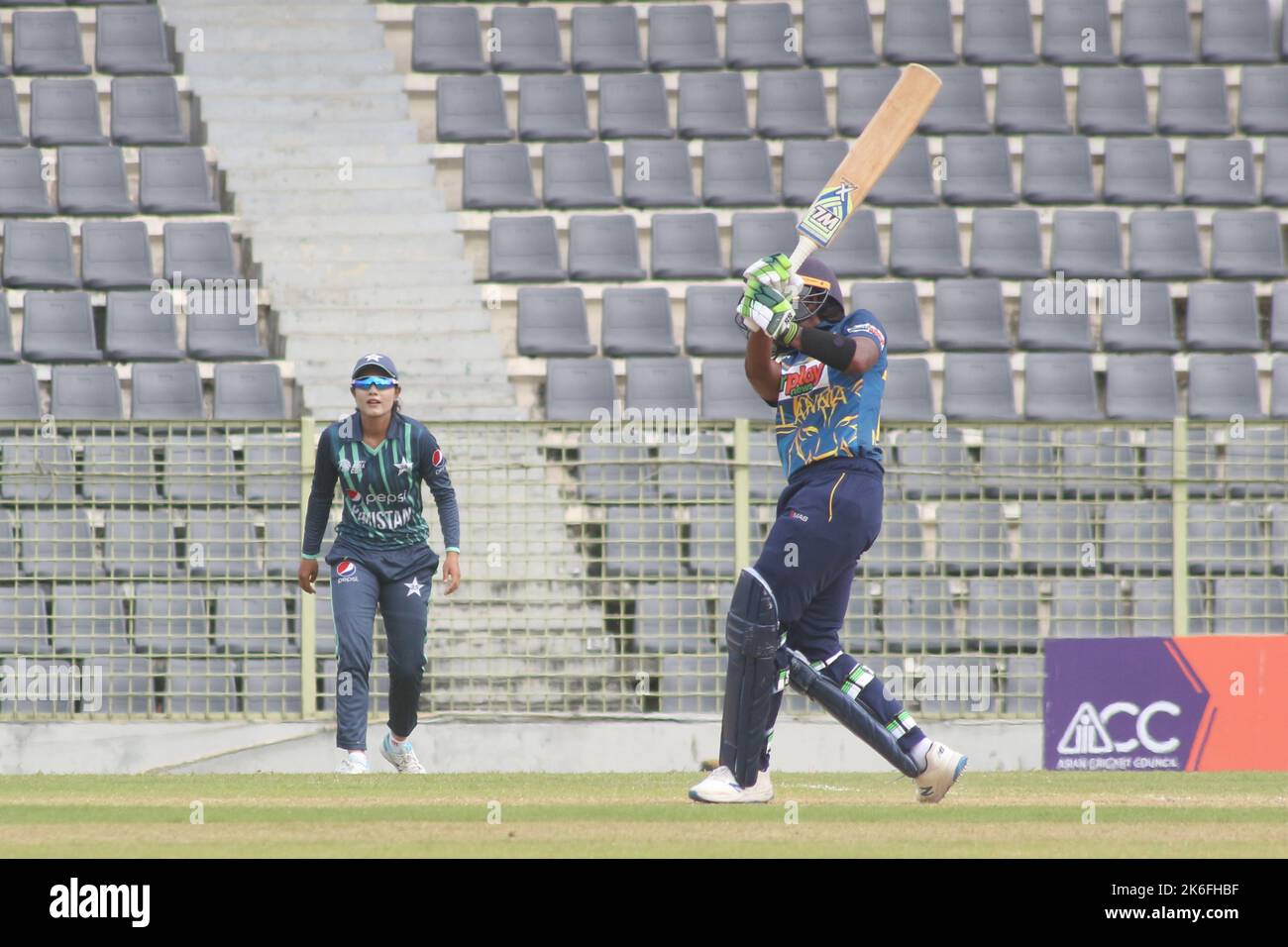 Non esclusiva: 13 ottobre 2022, Sylhet, Bangladesh: Giocatore SriLankan che batte contro il pakistano in una partita semifinale tra Pakistan e Srilanka du Foto Stock