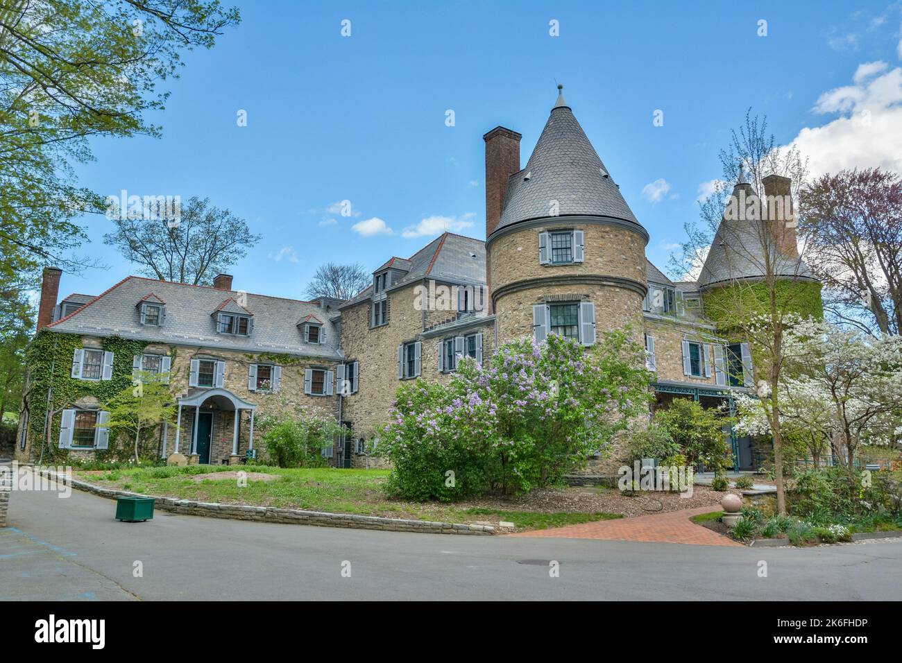 Milford, Pennsylvania, Stati Uniti d'America – 2 maggio 2017. Casa francese in stile castello delle Grey Towers National Historic Site a Milford, Pennsylvania. ALS Foto Stock