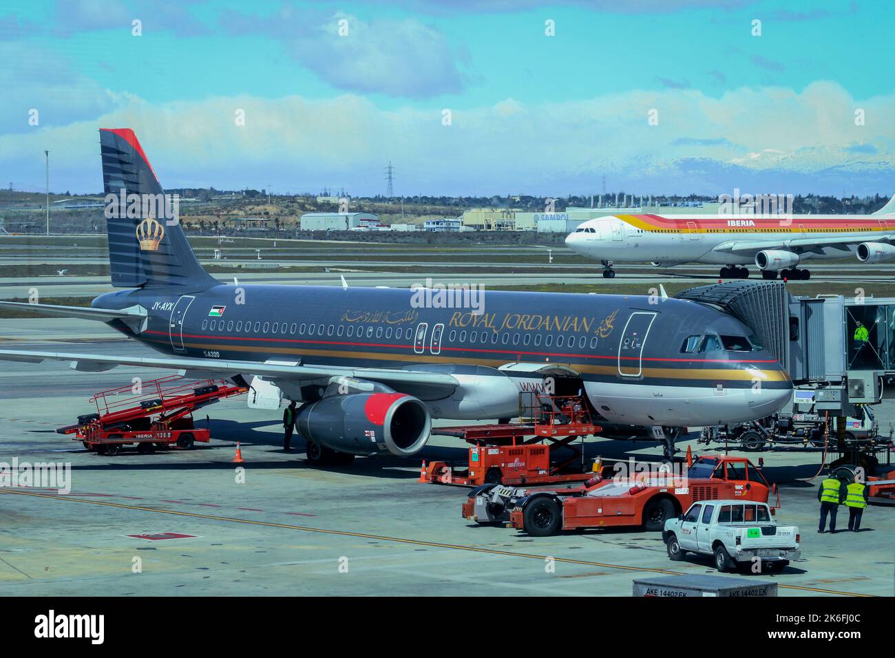 Madrid, Spagna - 10 aprile 2022: Velivolo colorato nel Terminal dell'Aeroporto Internazionale di Madrid Foto Stock