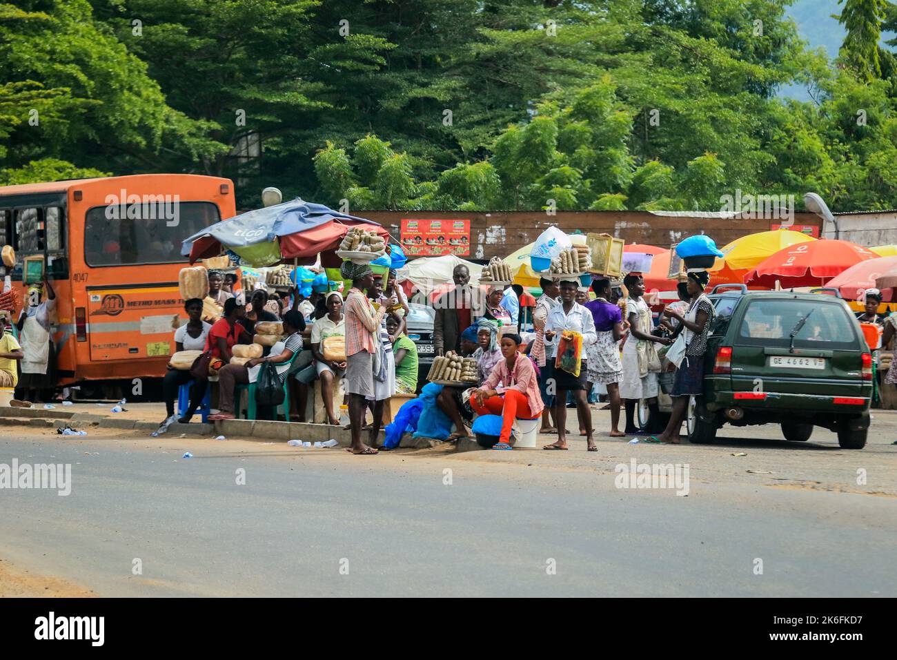 Accra, Ghana - 06 aprile 2022: Venditore locale di donna di strada africana sulla strada Accra Foto Stock