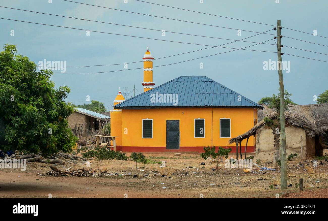 Edifici africani tradizionali realizzati da argilla e paglia nel villaggio del Ghana, Africa occidentale Foto Stock