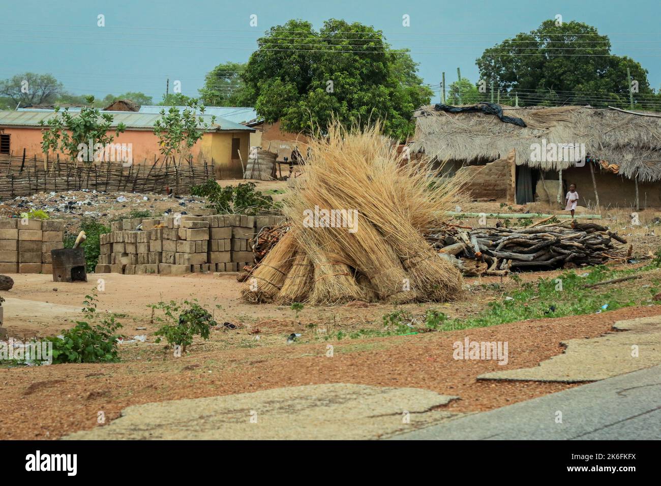 Edifici africani tradizionali realizzati da argilla e paglia nel villaggio del Ghana, Africa occidentale Foto Stock