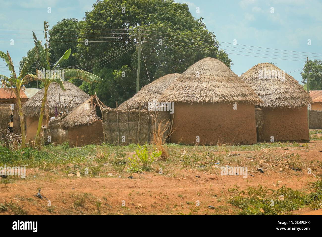 Edifici africani tradizionali realizzati da argilla e paglia nel villaggio del Ghana, Africa occidentale Foto Stock