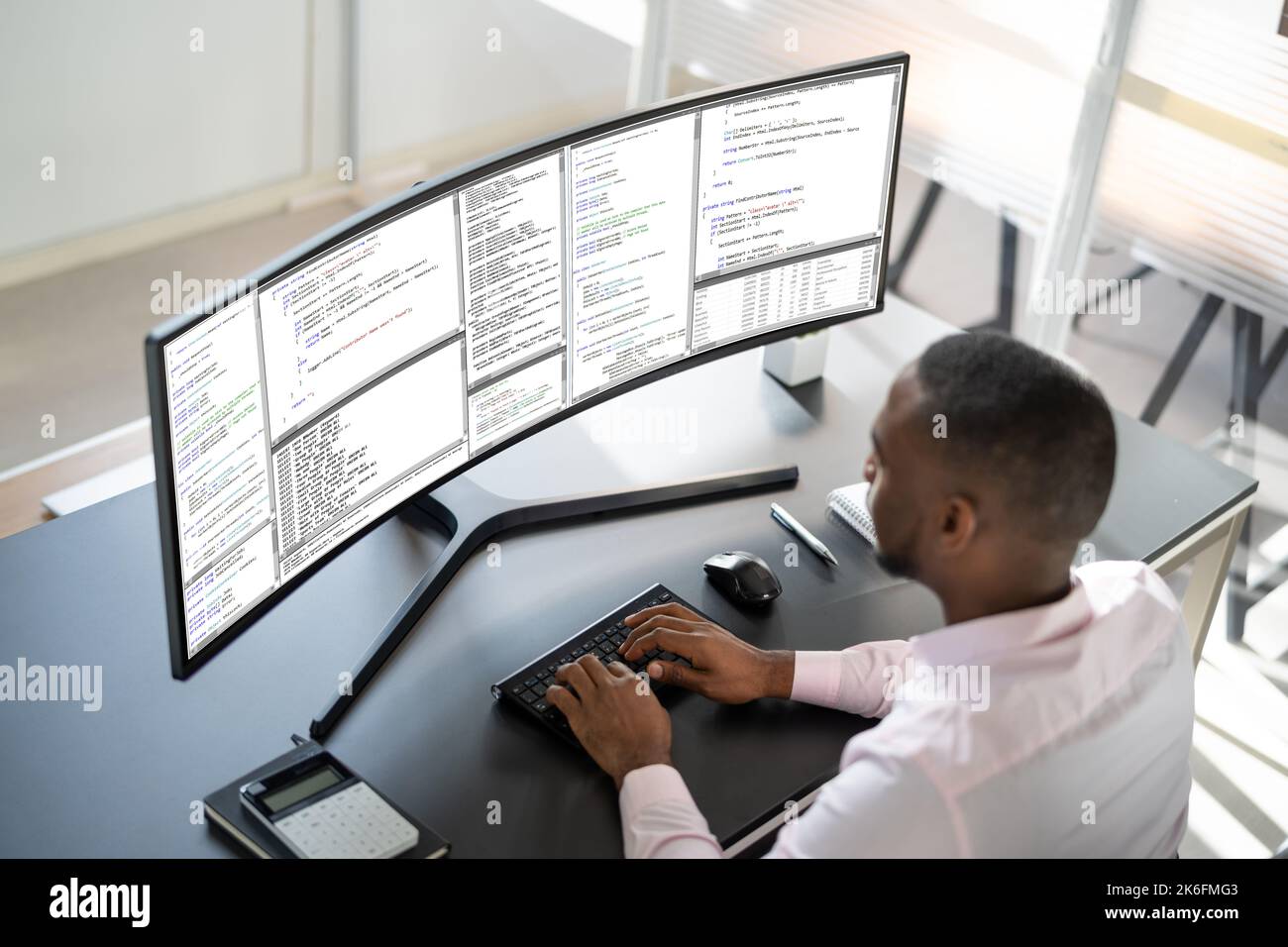 Programmatore Africano Americano uomo che codifica su computer Foto Stock