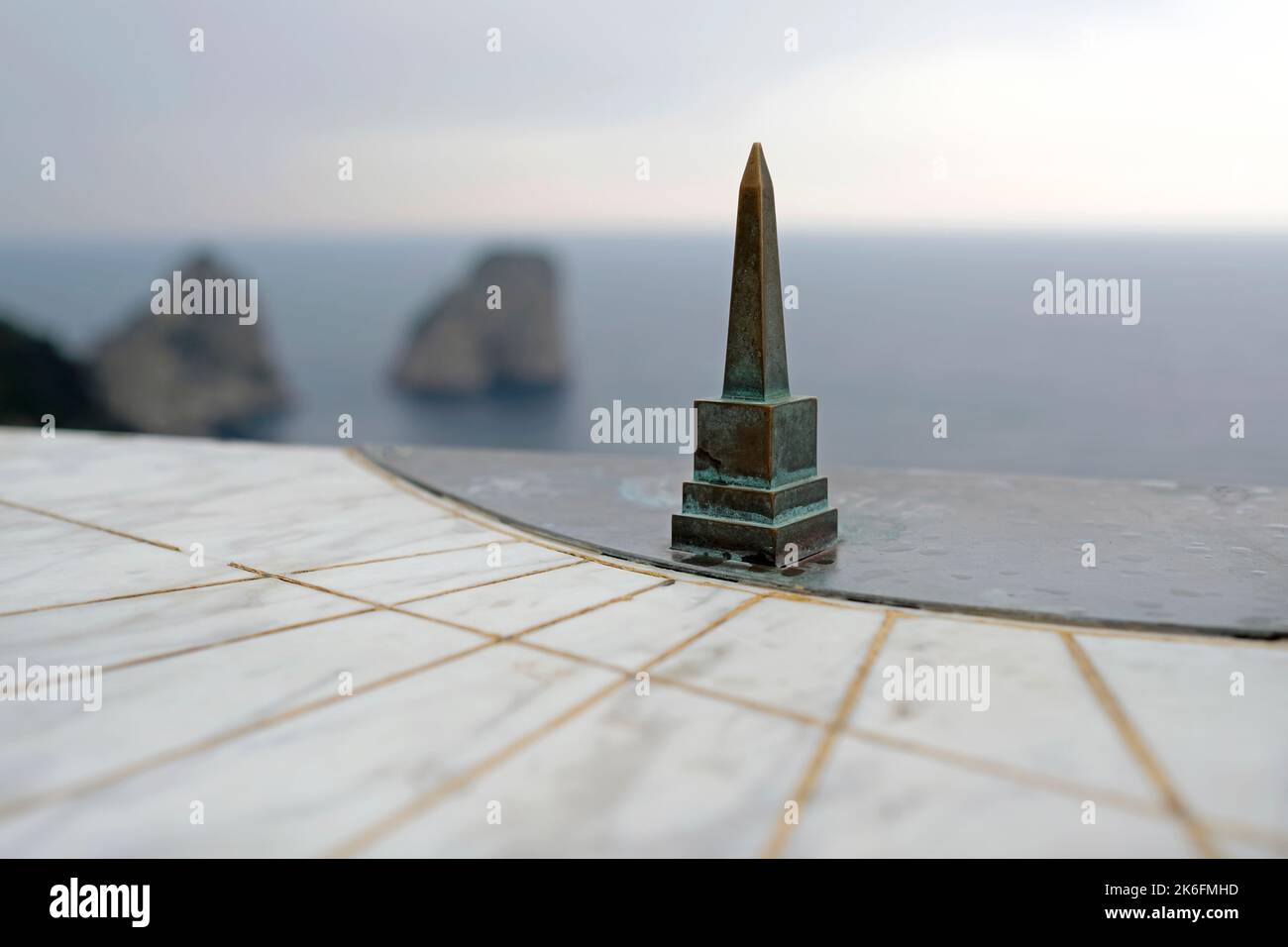 Quadrante del sole su Capri, Italia, con il mare sullo sfondo Foto Stock
