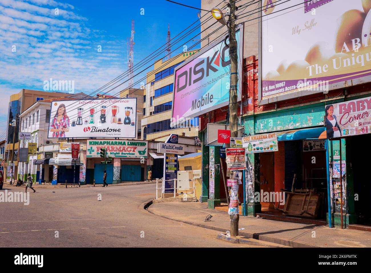 Kumasi, Ghana - 07 aprile 2022: Vista tradizionale del centro della città di Kumasi Africana Foto Stock