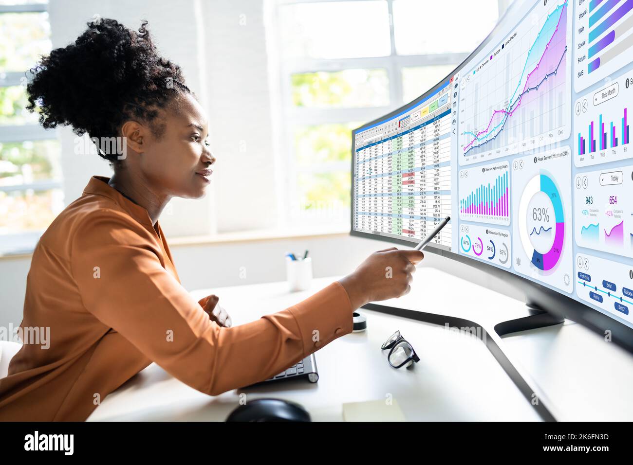 Donna analista che guarda al dashboard di Business Data Analytics Foto Stock