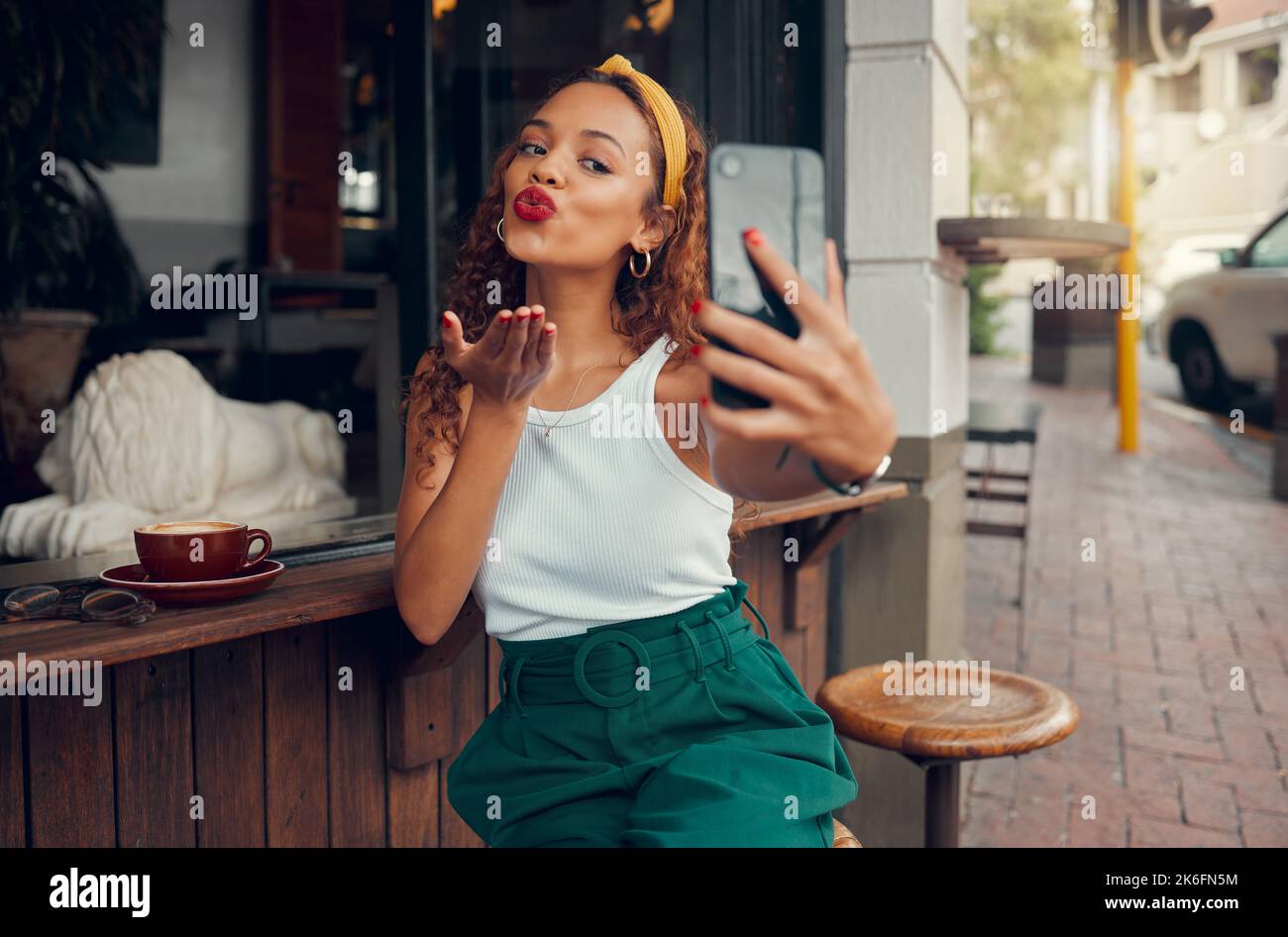 Caffè, selfie smartphone e donna nera con caffè per la recensione di ristoranti sui social media, marketing e gen z lifestyle. Cliente influencer al caffè Foto Stock