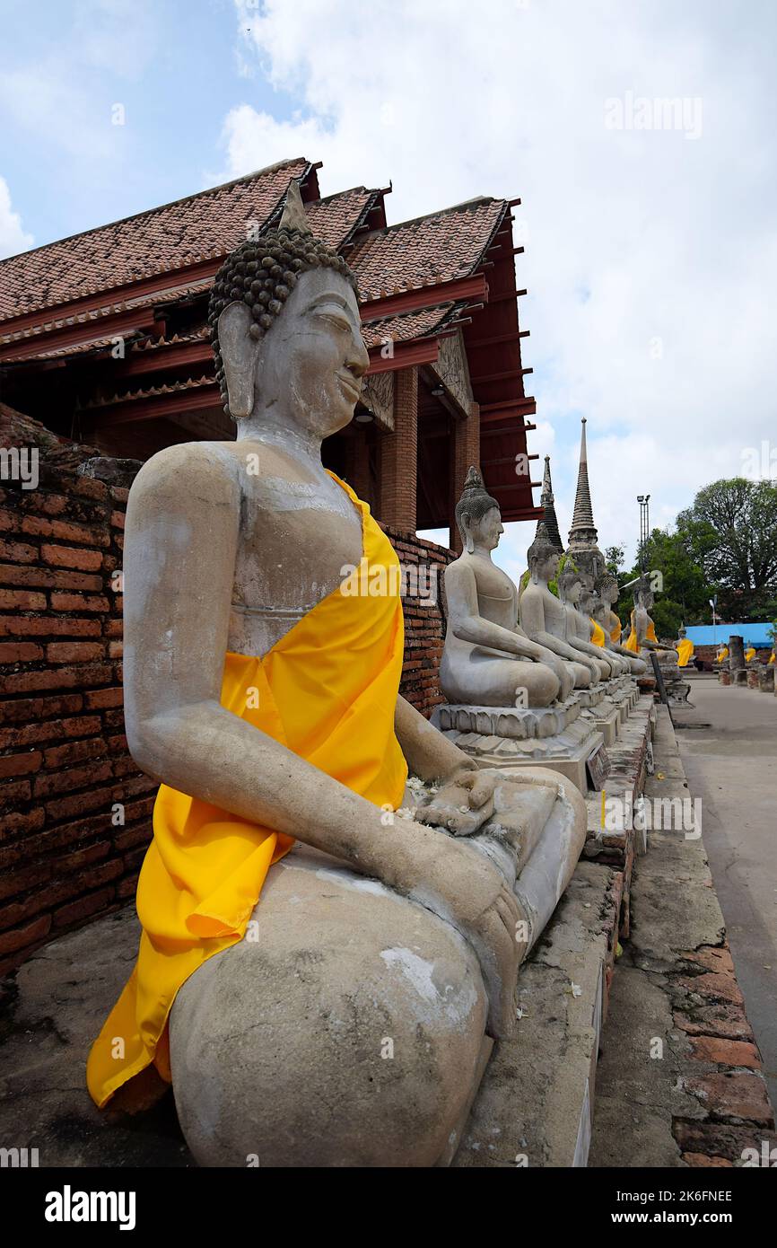 Immagini di Buddha di pietra seduto in posa 'terra-toccante', intorno alla galleria rettangolare che circonda il principale Chedi, Wat Yai Chai Mongkhon, Ayutthaya Foto Stock