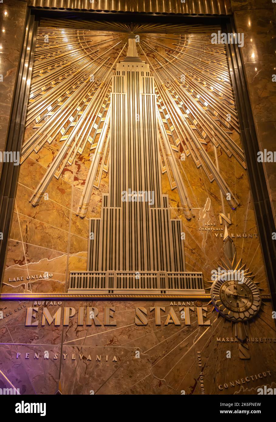 New York City, Stati Uniti d'America – 8 maggio 2017. Rilievo in alluminio dell'Empire state Building, all'estremità occidentale della lobby, dietro la Foto Stock
