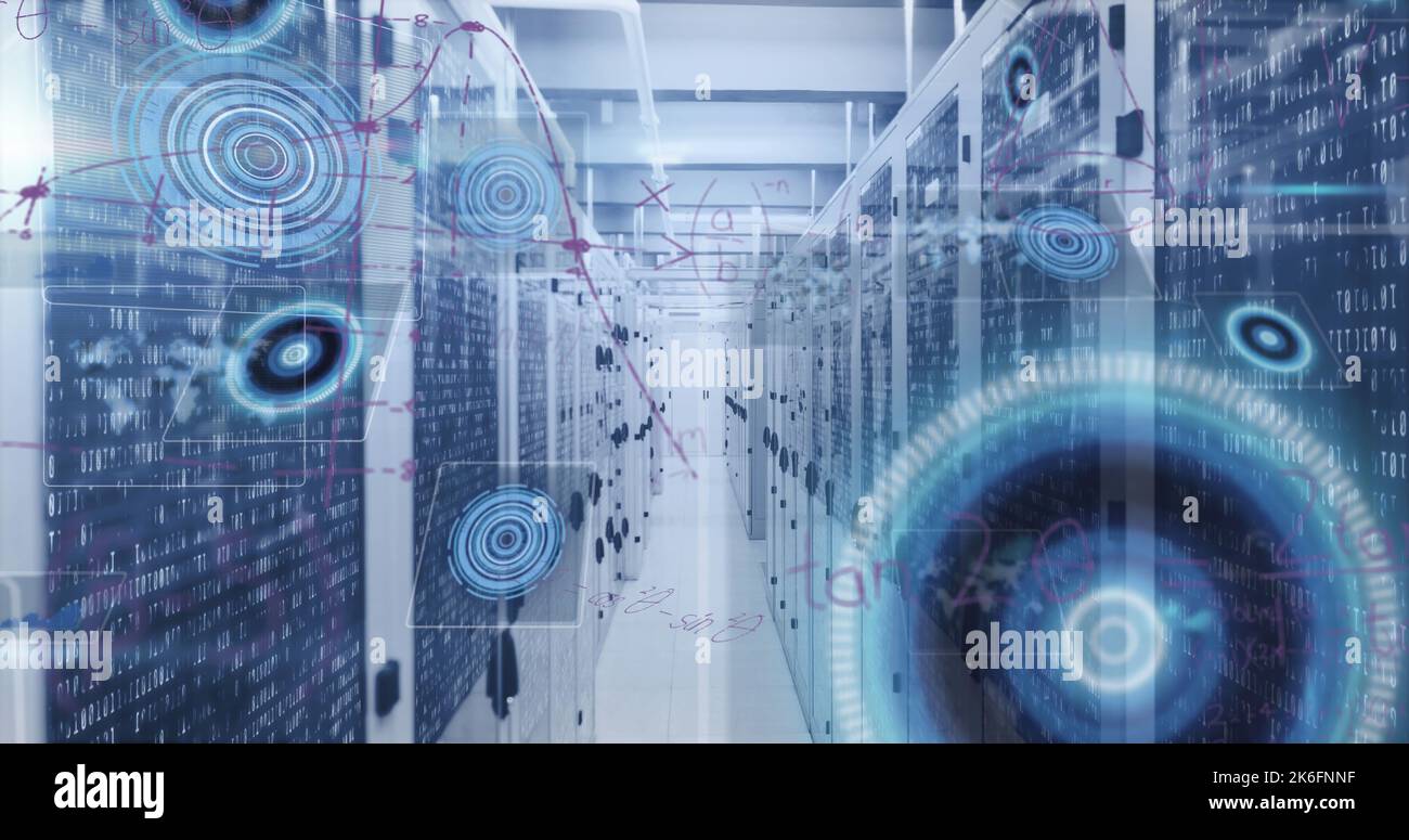 Immagine delle equazioni matematiche e dell'elaborazione dei dati rispetto alla sala server del computer Foto Stock