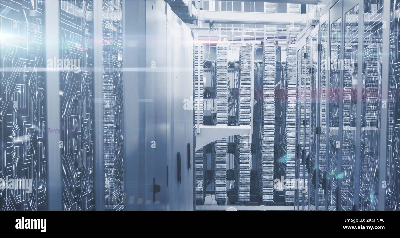 Questa immagine è un'immagine digitale di una rete globale di server di computer che elaborano i dati Foto Stock