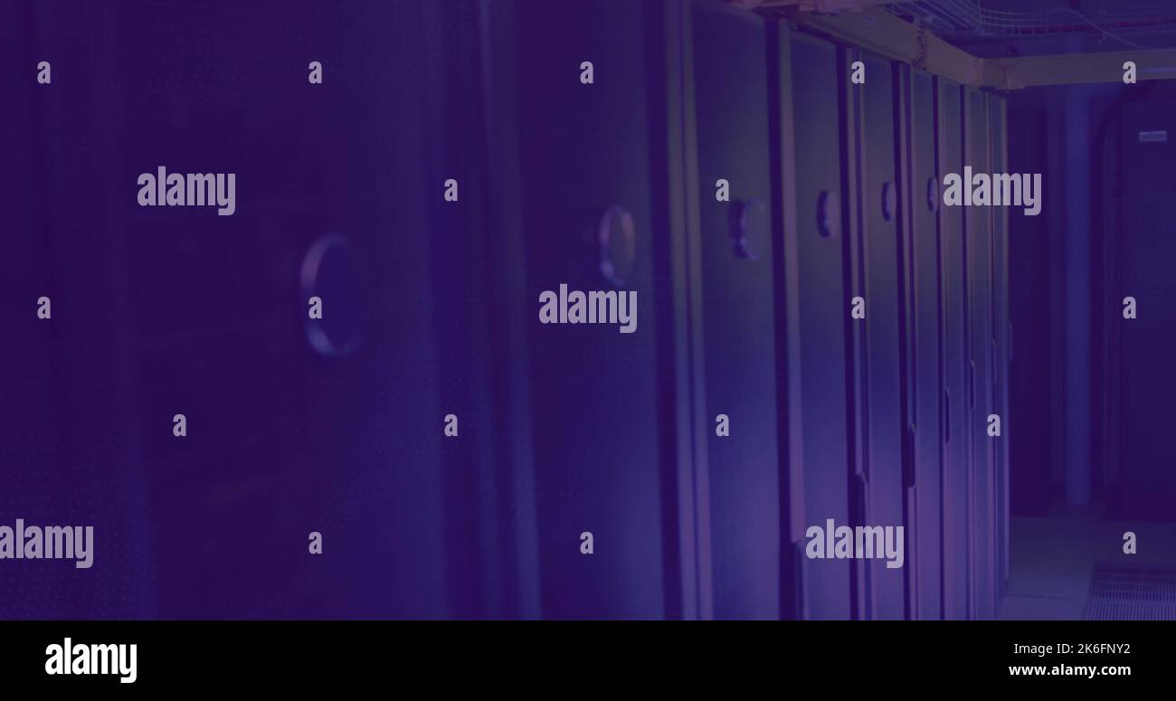 Immagine di testo di vendita mega con elaborazione dei dati nella sala server Foto Stock