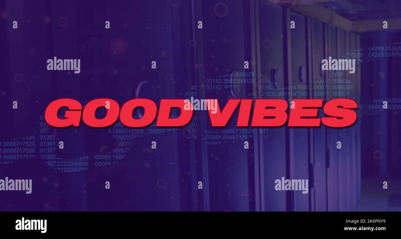 Immagine del testo di buone vibrazioni con elaborazione dei dati nella stanza del server Foto Stock