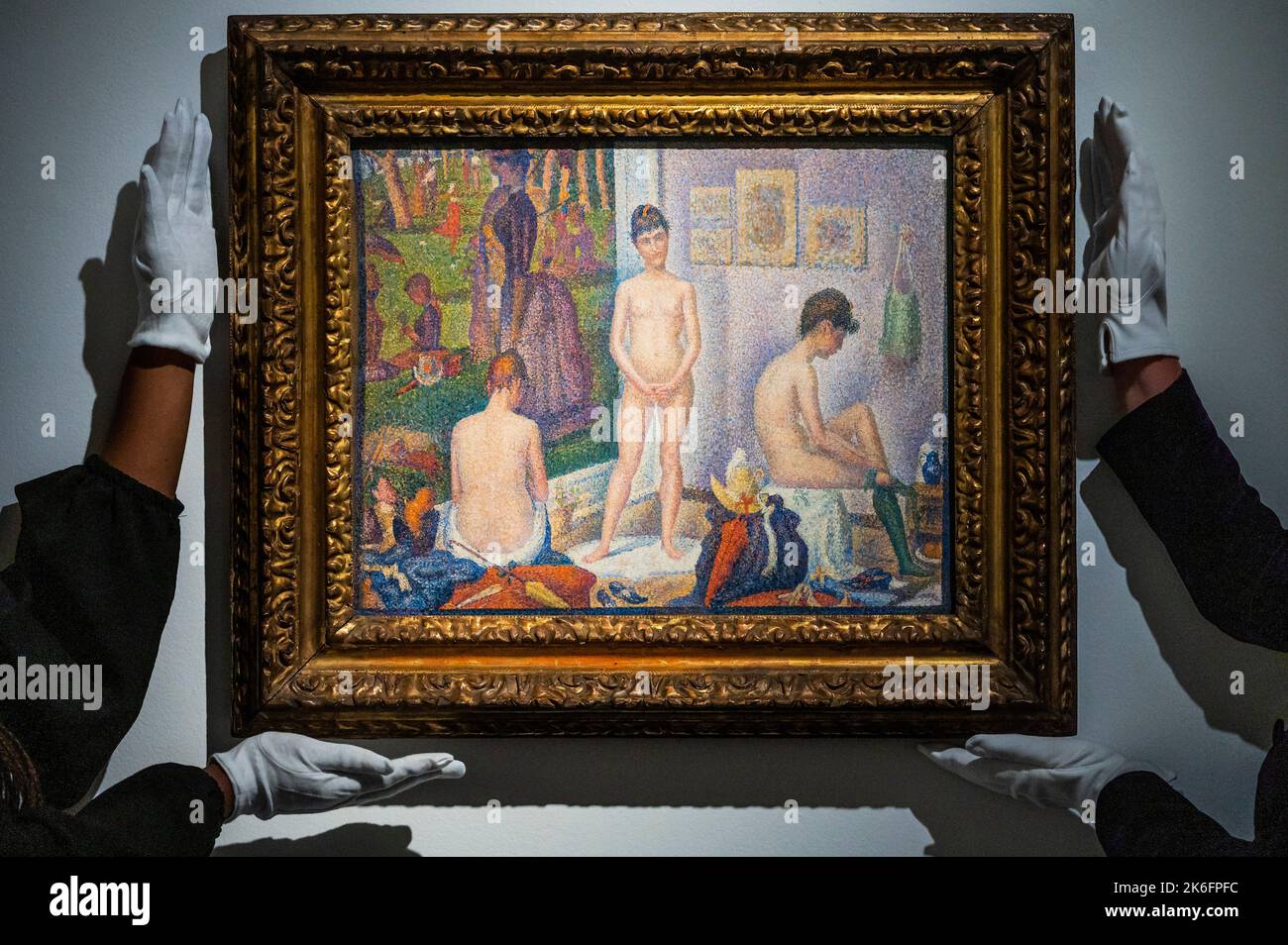 Londra, Regno Unito. 13th Ott 2022. Georges Seurat, Les Poseuses, Ensemble (versione Petite), dipinto nel 1888, stima su richiesta: Oltre $100.000.000 - opere della proprietà del filantropo e co-fondatore di Microsoft, Paul G. Allen a Christies London. Una mostra pubblica gratuita si svolge a partire dal 14-17 ottobre. Tutti i proventi della vendita (New York - 9 & 10 novembre), beneficeranno cause filantropiche credito: Guy Bell/Alamy Live News Foto Stock