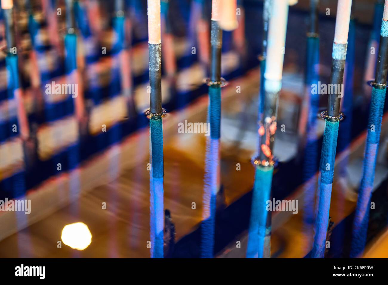 Catodi messi in soluzione elettrolitica per ottenere polvere di rame Foto Stock