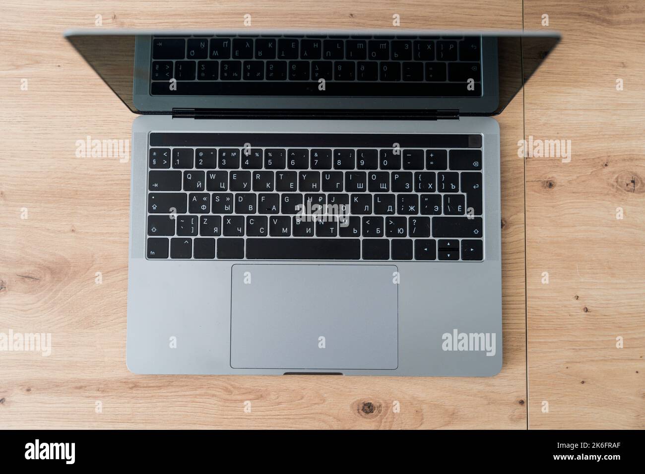 Kaliningrad, Russia - 09 marzo 2021: Computer portatile moderno su un tavolo di legno. Foto Stock