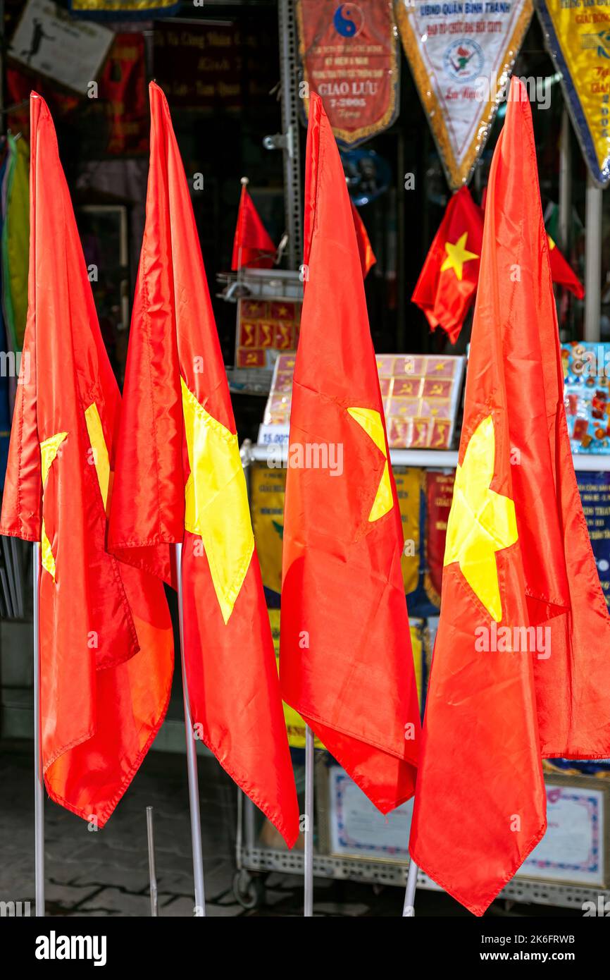 Bandiera vietnamita in vendita al negozio di souvenir, ho Chi Minh City, Vietnam Foto Stock