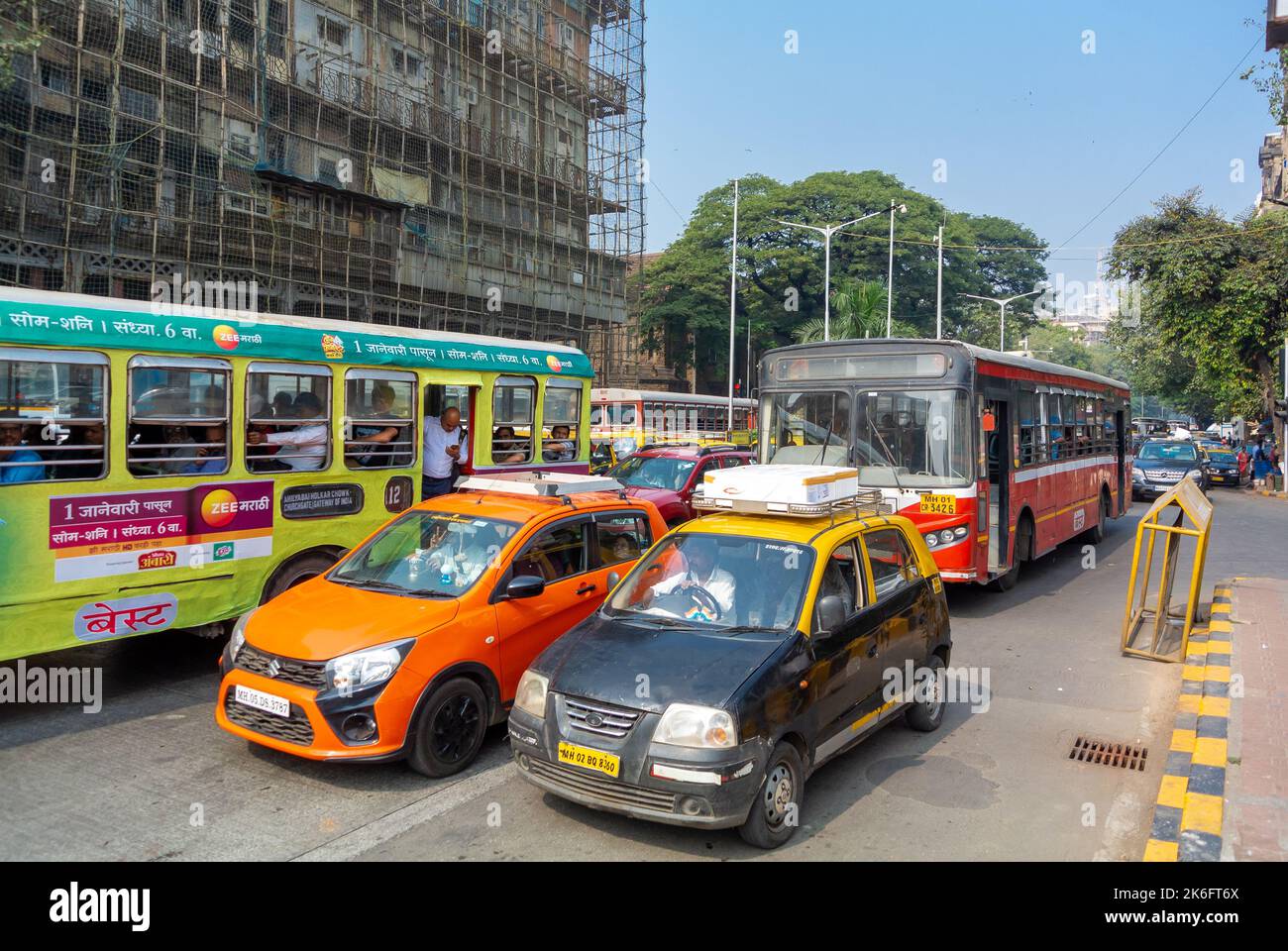 Mumbai, Maharashtra, India del Sud, 31th dicembre 2019: Ingorgo del traffico con auto, taxi e autobus in centro Foto Stock