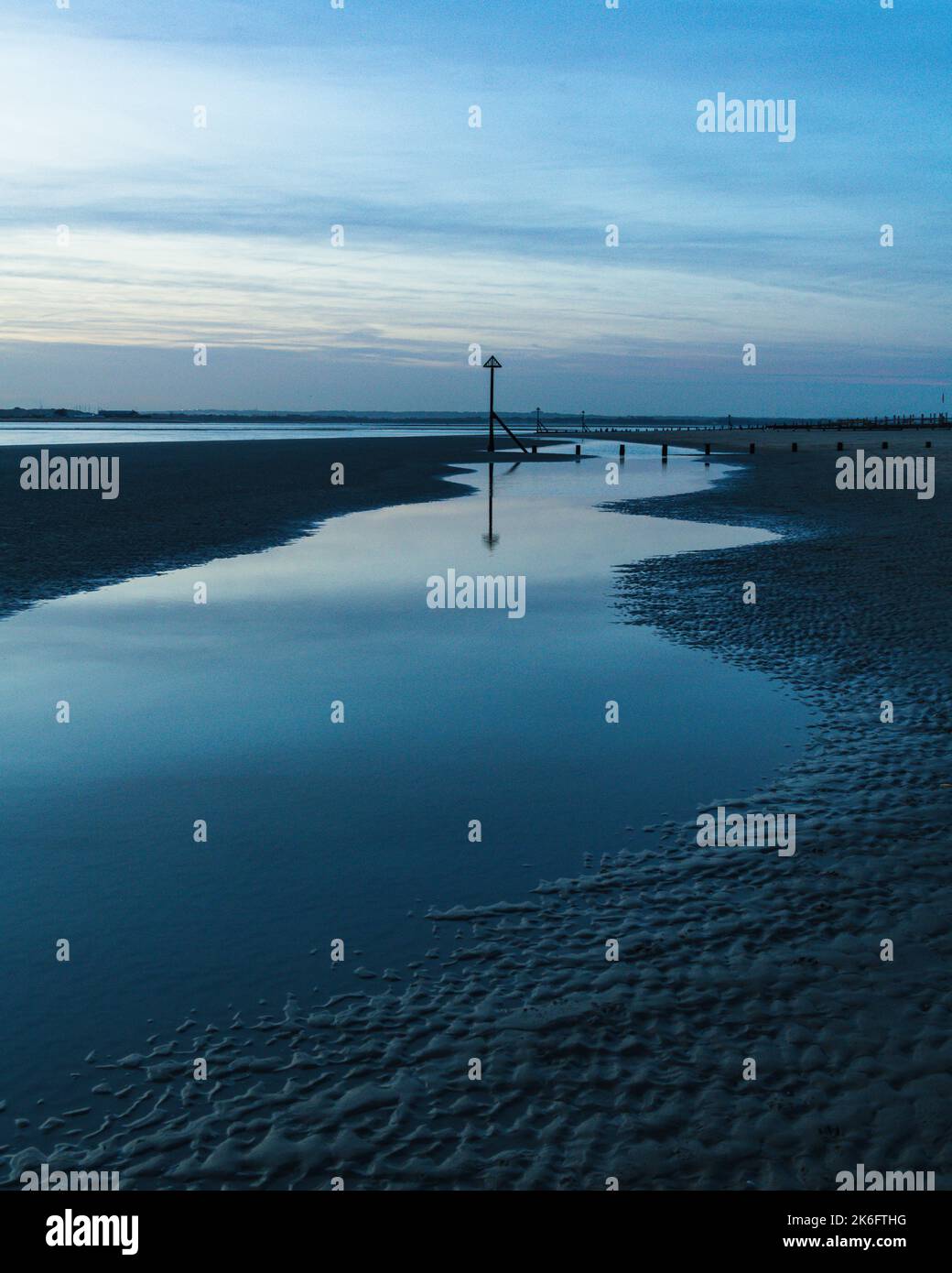 Ora blu alla spiaggia di West Wittering con bassa marea Foto Stock