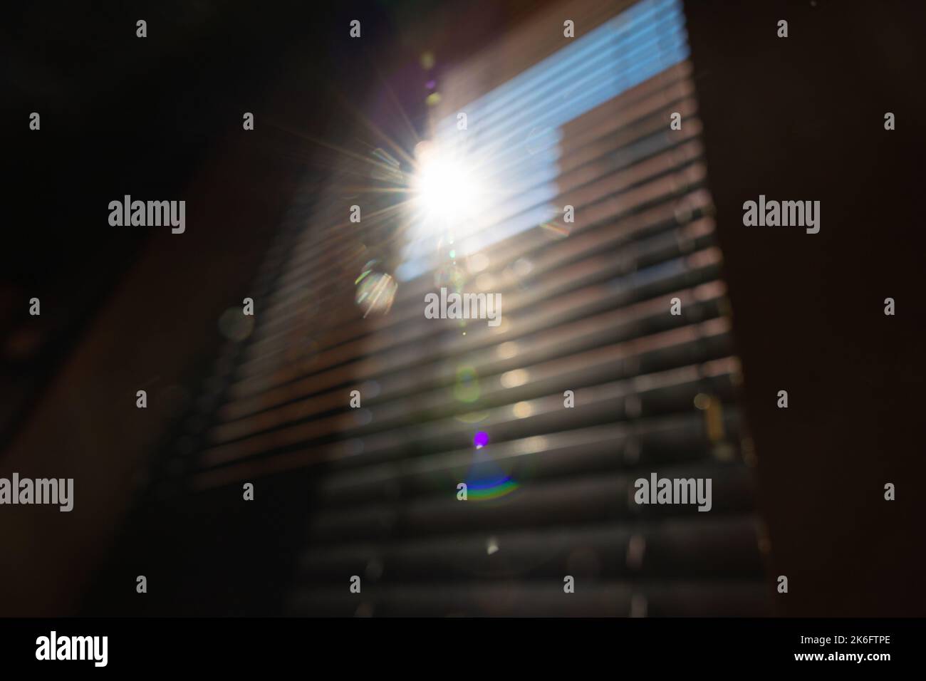 Foto di sfondo sfocata o sfocata per l'ufficio o la casa moderna. Tende per finestre o galusie con luce solare diretta. Architettura degli interni contemporanea Foto Stock