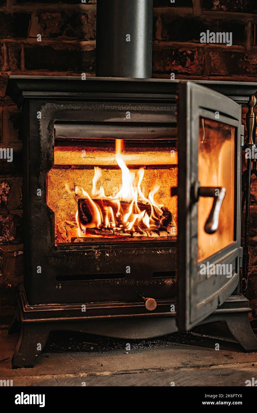 Bruciatore di legno o fuoco di stufa di bruciatore di ceppo usato per riscaldamento. Foto Stock