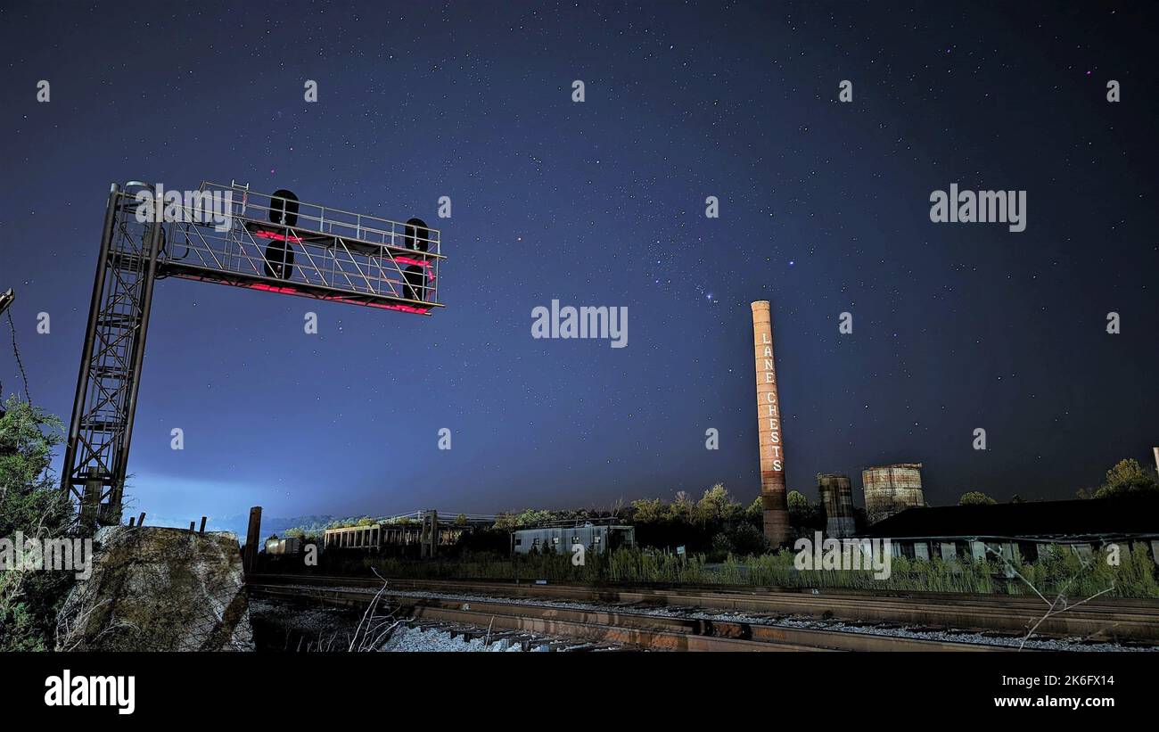 Treno che va dalla Old Lane Company Smokestack Foto Stock